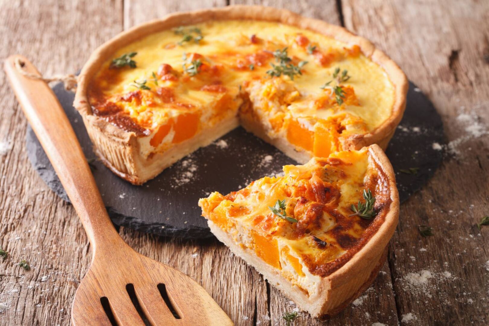 Kürbis-Quiche | Credit: iStock.com/ALLEKO
