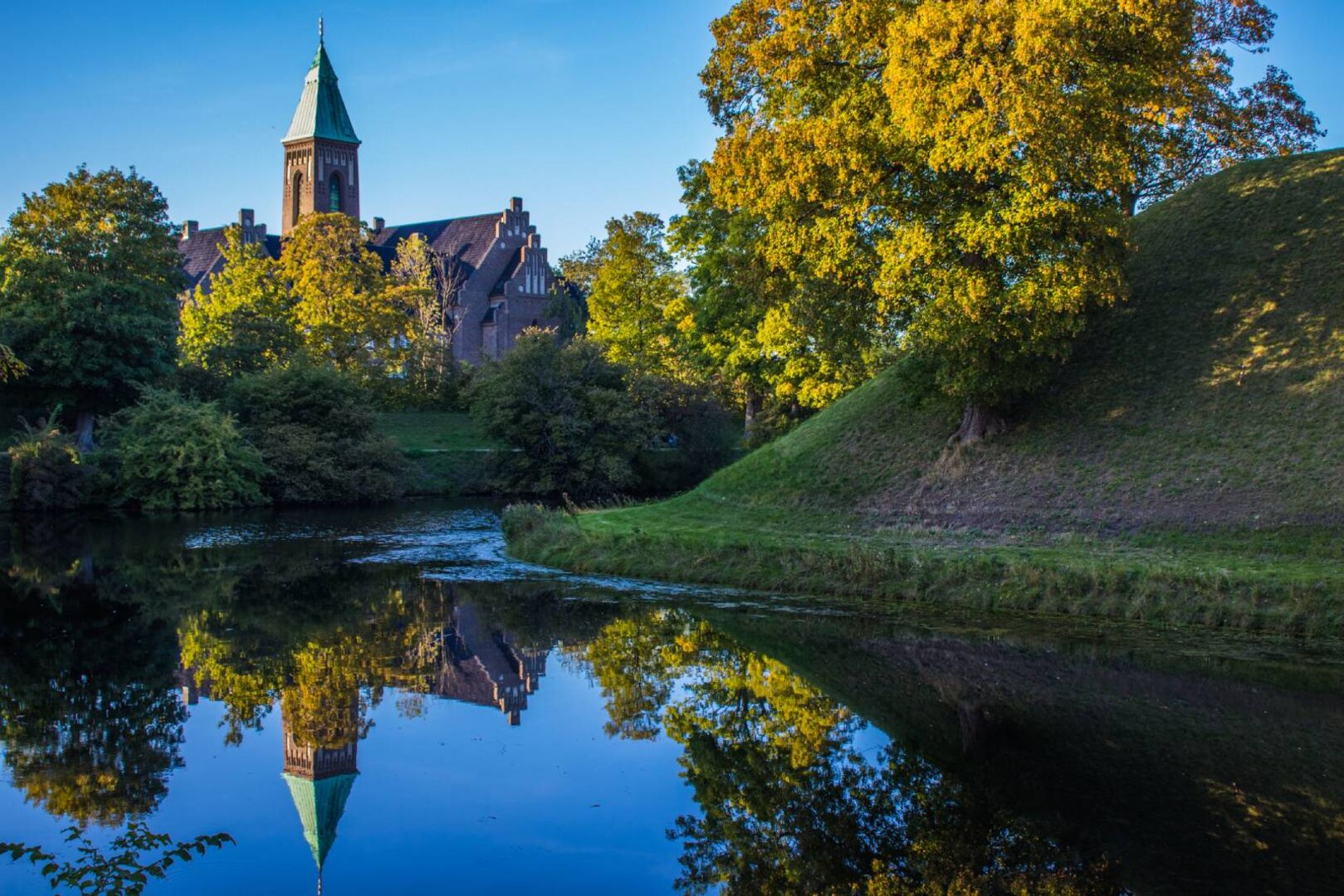 Ruhiger Fluss an einem sonnigen Tag in Kopenhagen | Credit: iStock.com/Ivan Kukucka