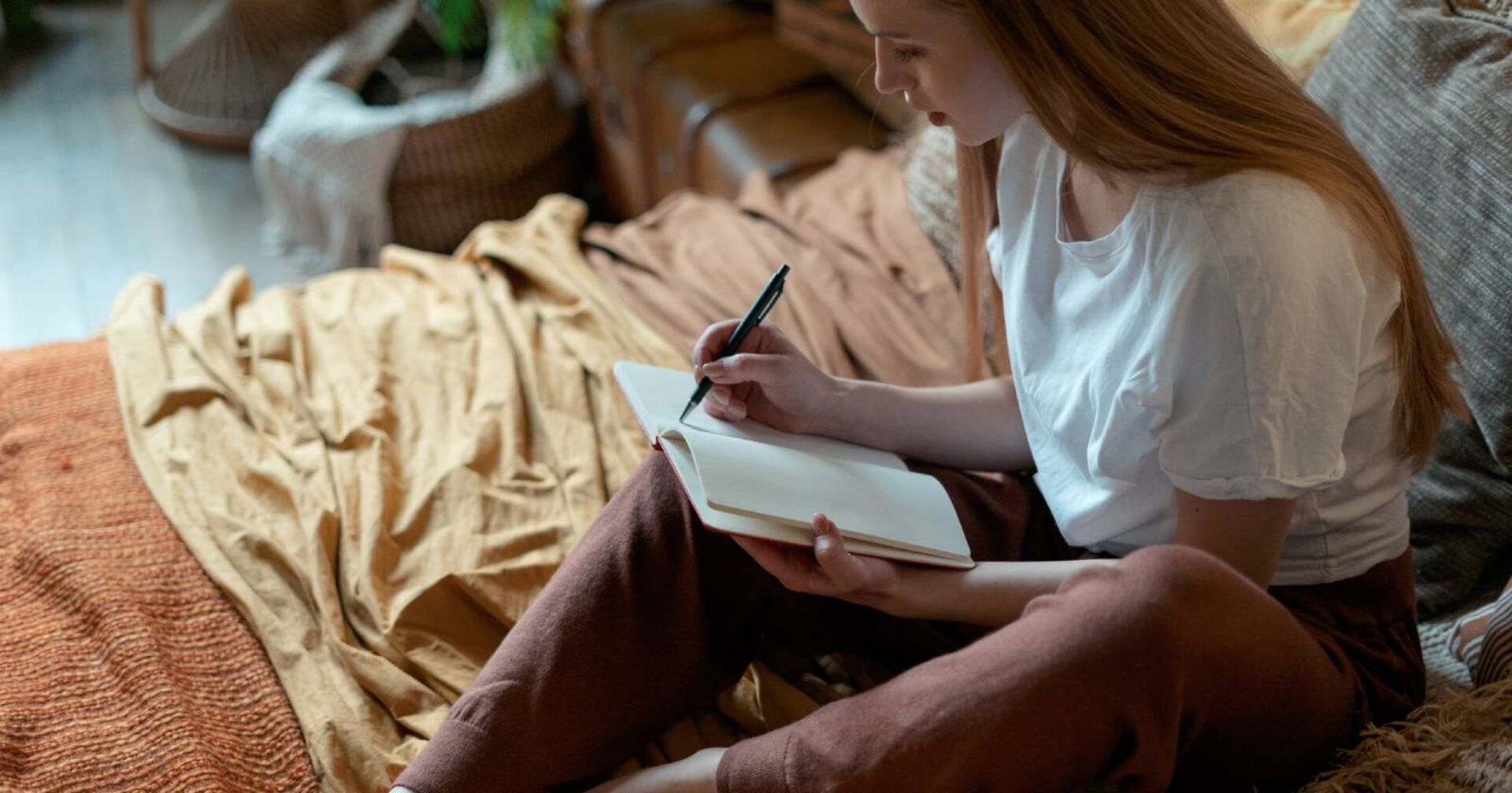 Junge Frau beim Tagebuchschreiben | Credit: iStock.com/brizmaker