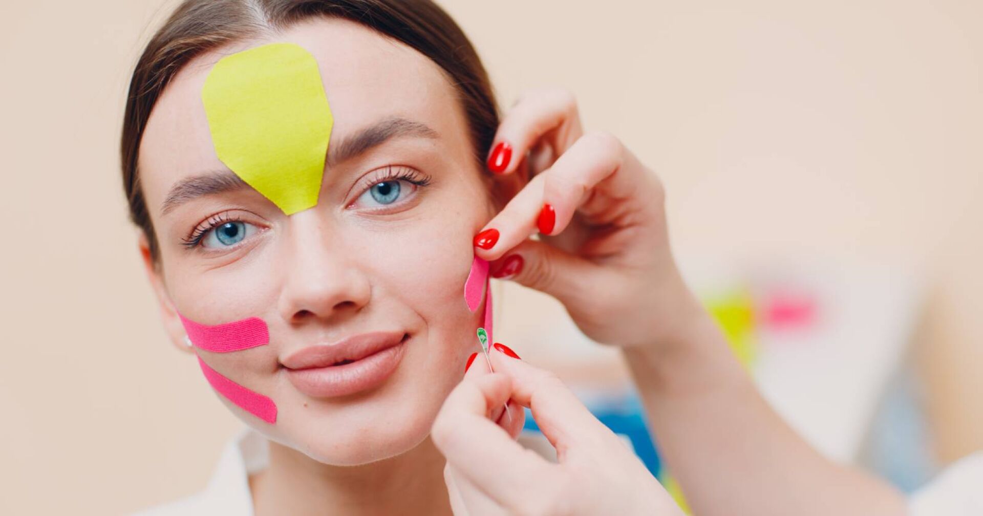 Frau erhält Beauty Tapes aufgeklebt | Credit: iStock.com/primipil