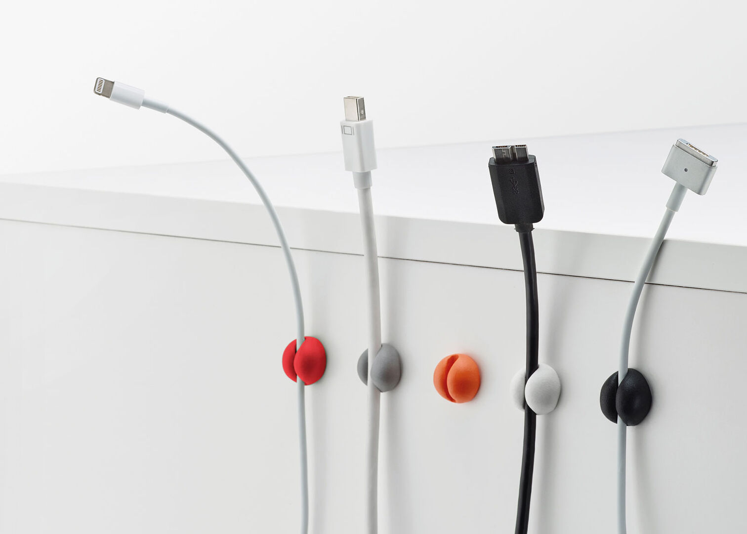 Ladekabel-Halterungen aus Sugru gemacht | Credit: tesa