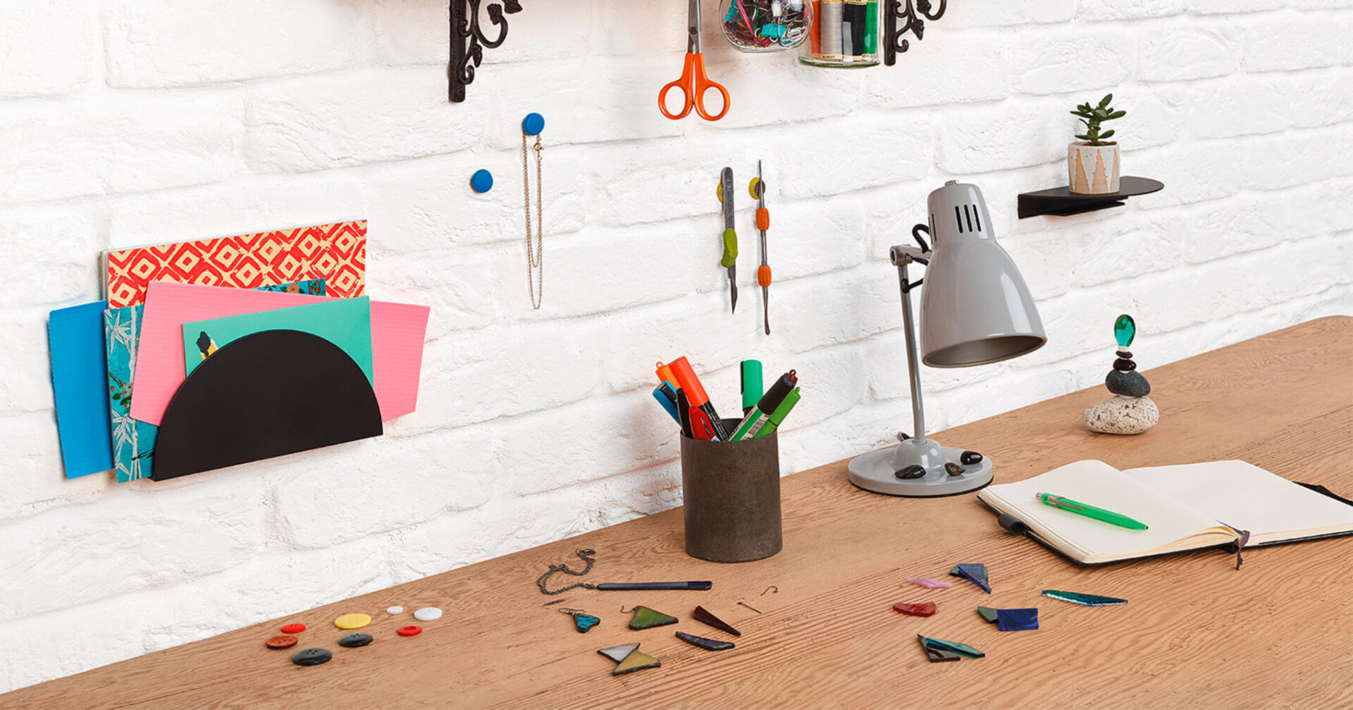 Schreibtisch mit Ablagen an der Wand | Credit: tesa