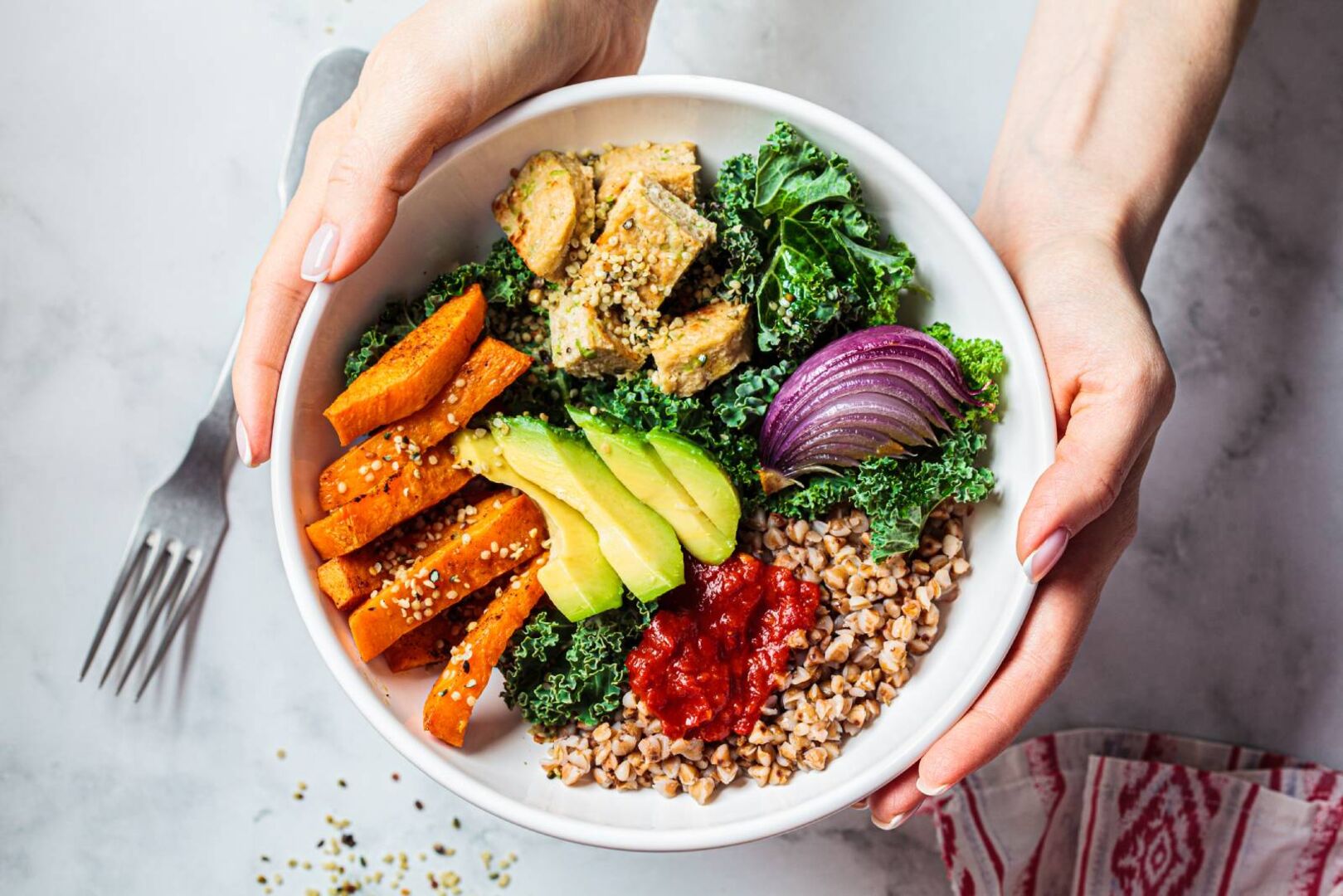 Veganer Salat mit Tofu | Credit: iStock.com/vaaseenaa