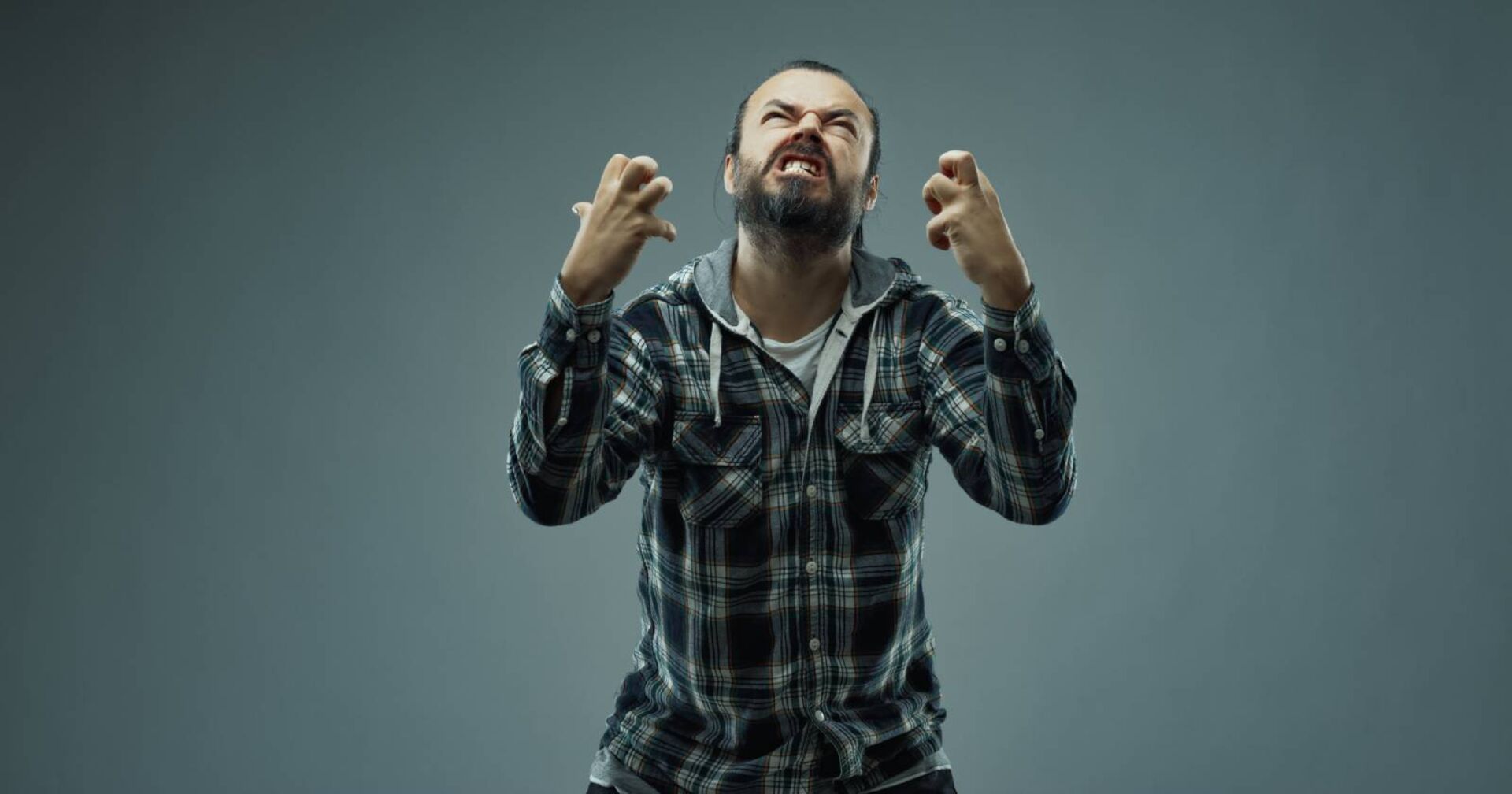 Wütender Mann ballt seine Fäuste | Credit: iStock.com/Giulio Fornasar