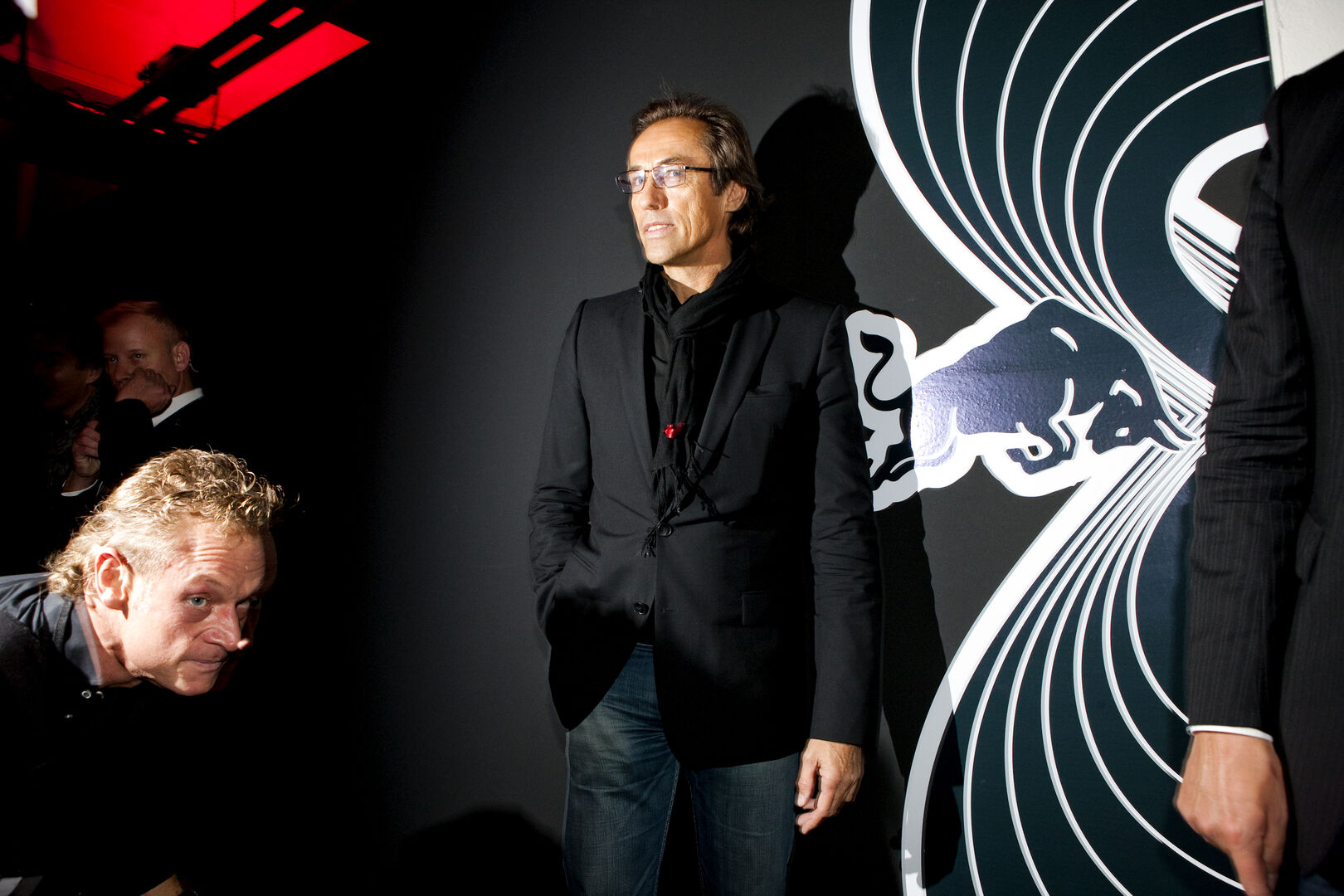 Robert Hohensinn in Jeans und einem schwarzen Sakko auf dem roten Teppich einer Red Bull-Veranstaltung