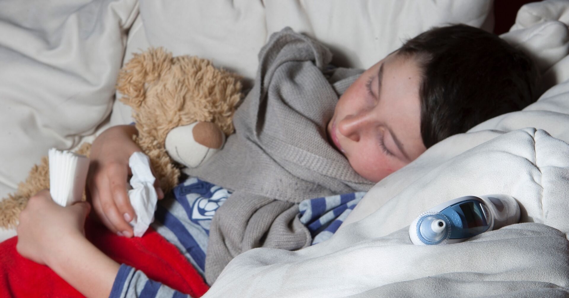 Kranker Junge im Bett. | Credit: Roland Mühlanger / picturedesk.com