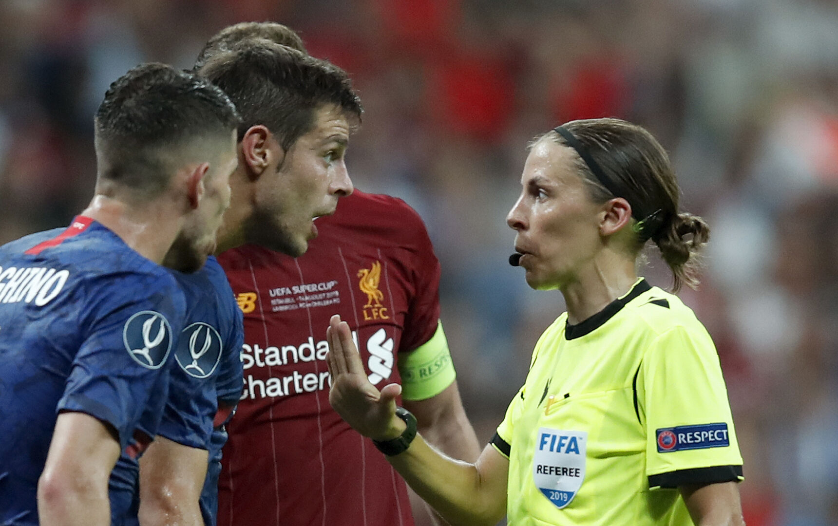 Schiedsrichterin Stephanie Frappart beim Supercup-Spiel zwischen Liverpool und Chelsea