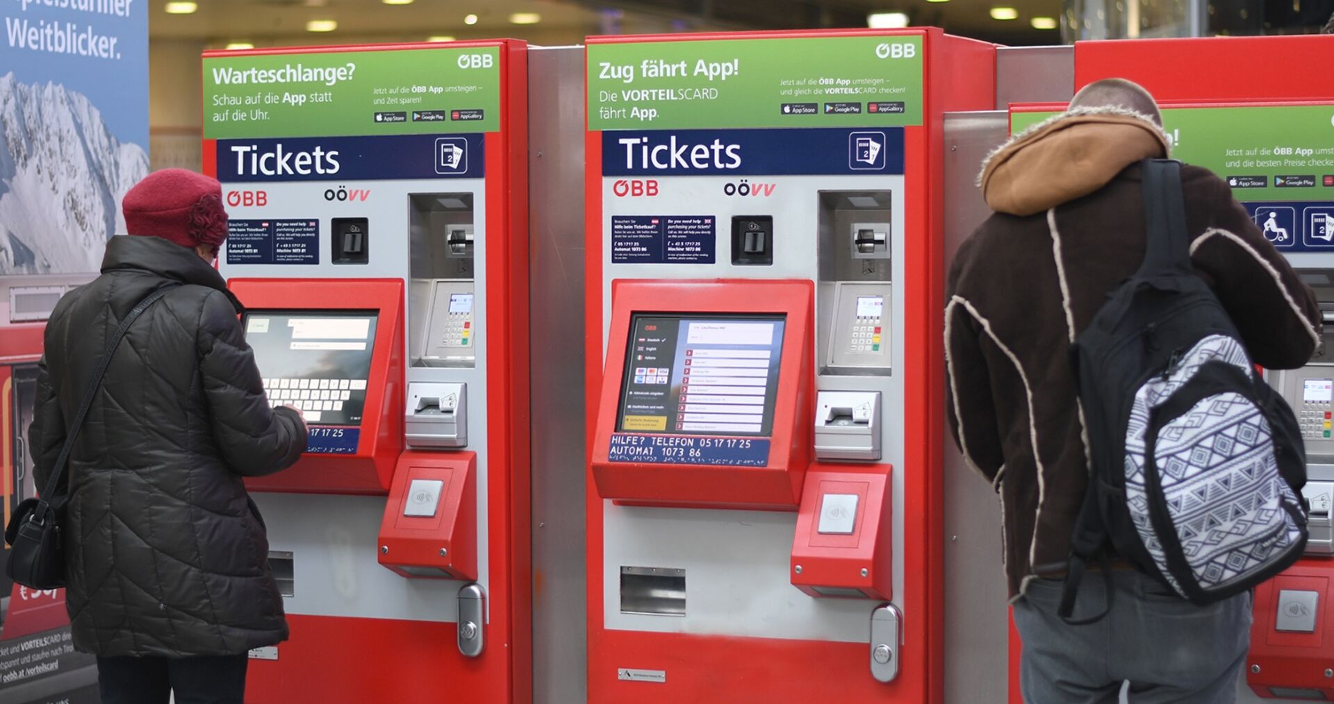 Zwei Personen kaufen Zugtickets am Automaten. | Credit: Johanna Schlosser / picturedesk.com