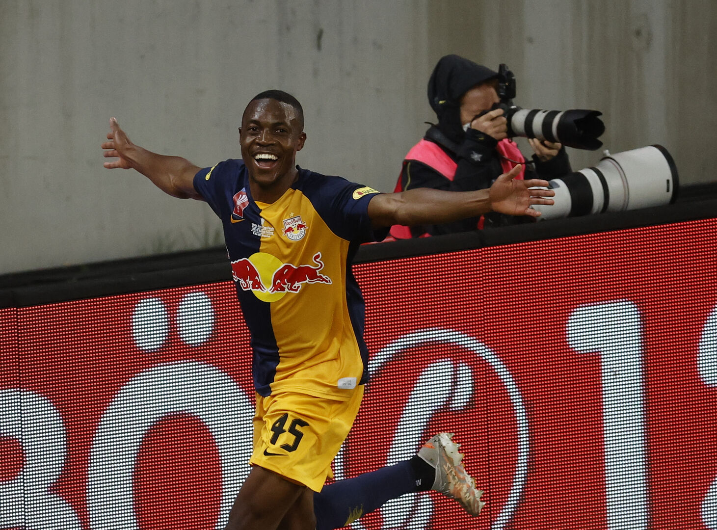 Der jubelnde Fußballer Enock Mwepu im Dress von Red Bull Salzburg