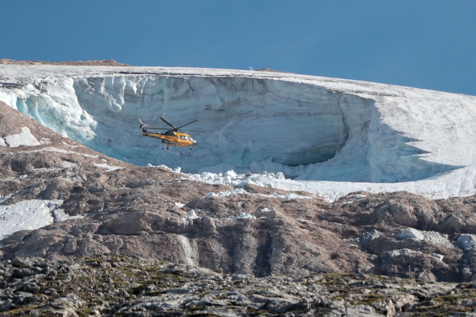 Hubschrauber beim Eissturz im Marmolata-Gebirge. | Credit: PIERRE TEYSSOT / AFP / picturedesk.com