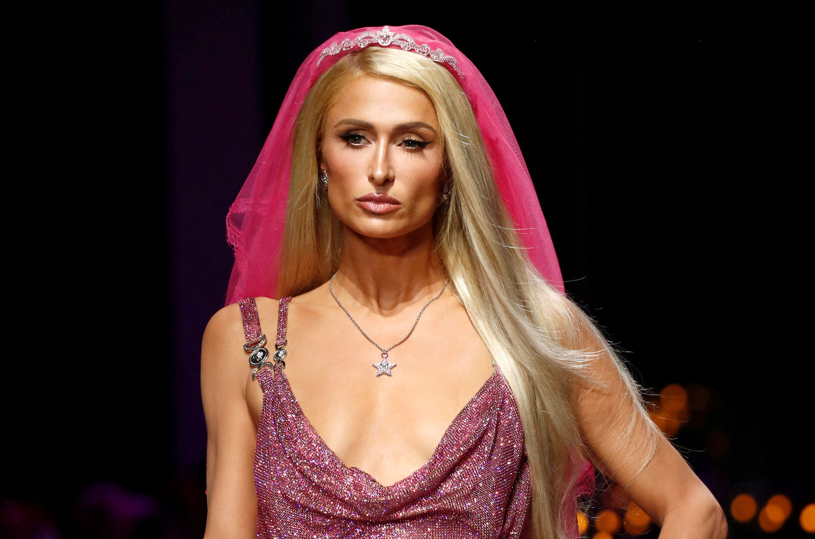 Paris Hilton bei der Versace-Show