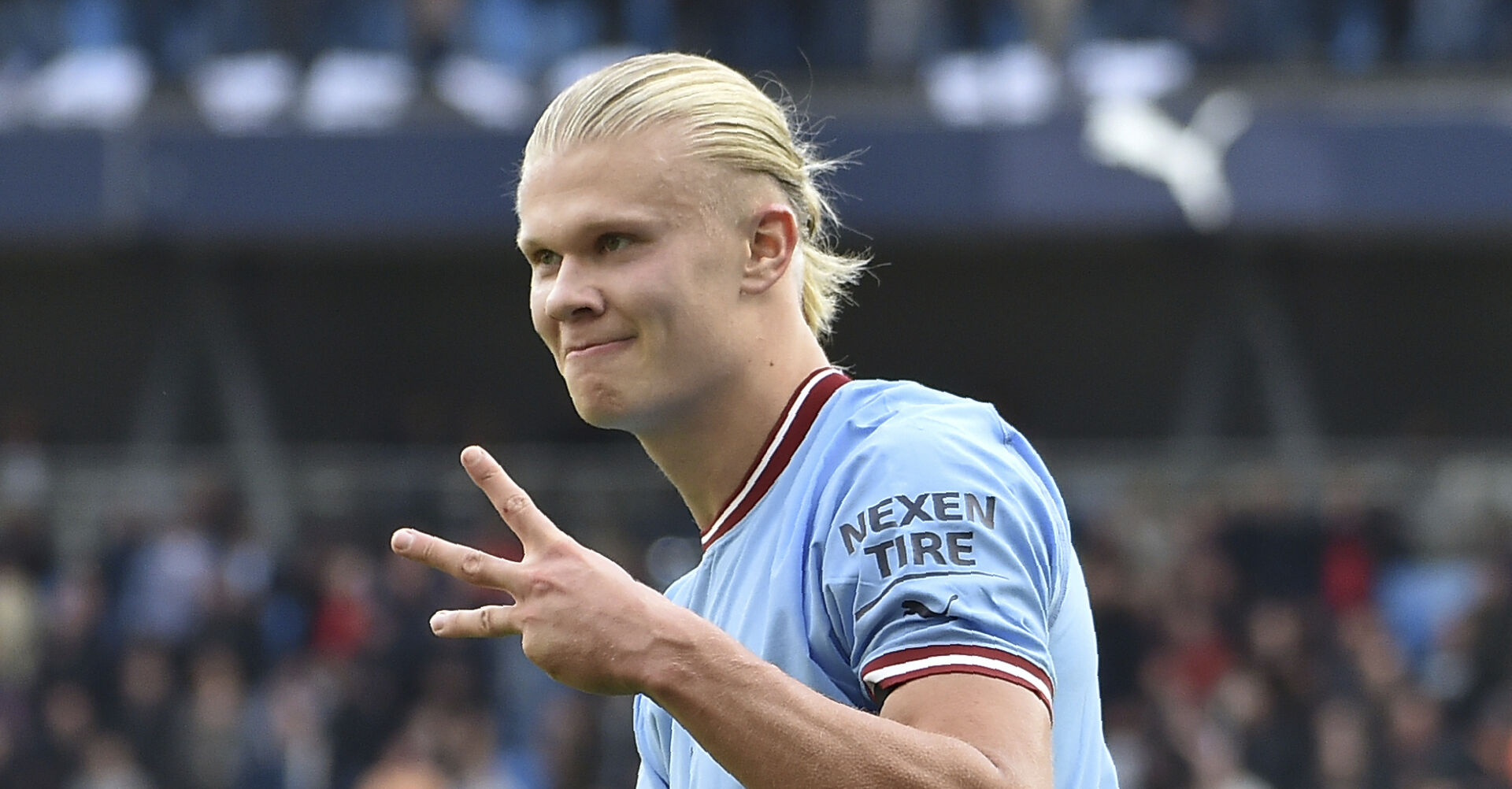 Erling Haaland zeigt beim Jubel 3 Finger in die Kamera