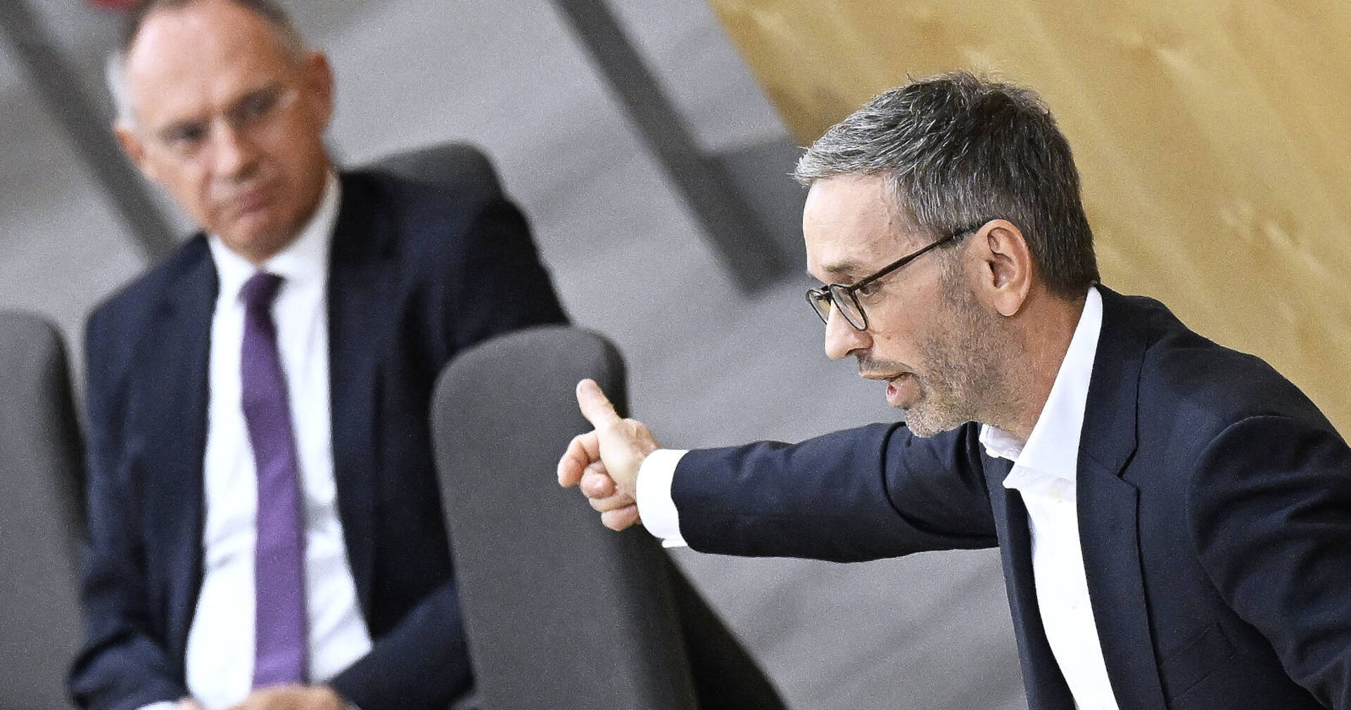 FPÖ-Bundesparteiobmann Herbert Kickl und Innenminister Gerhard Karner im Parlament