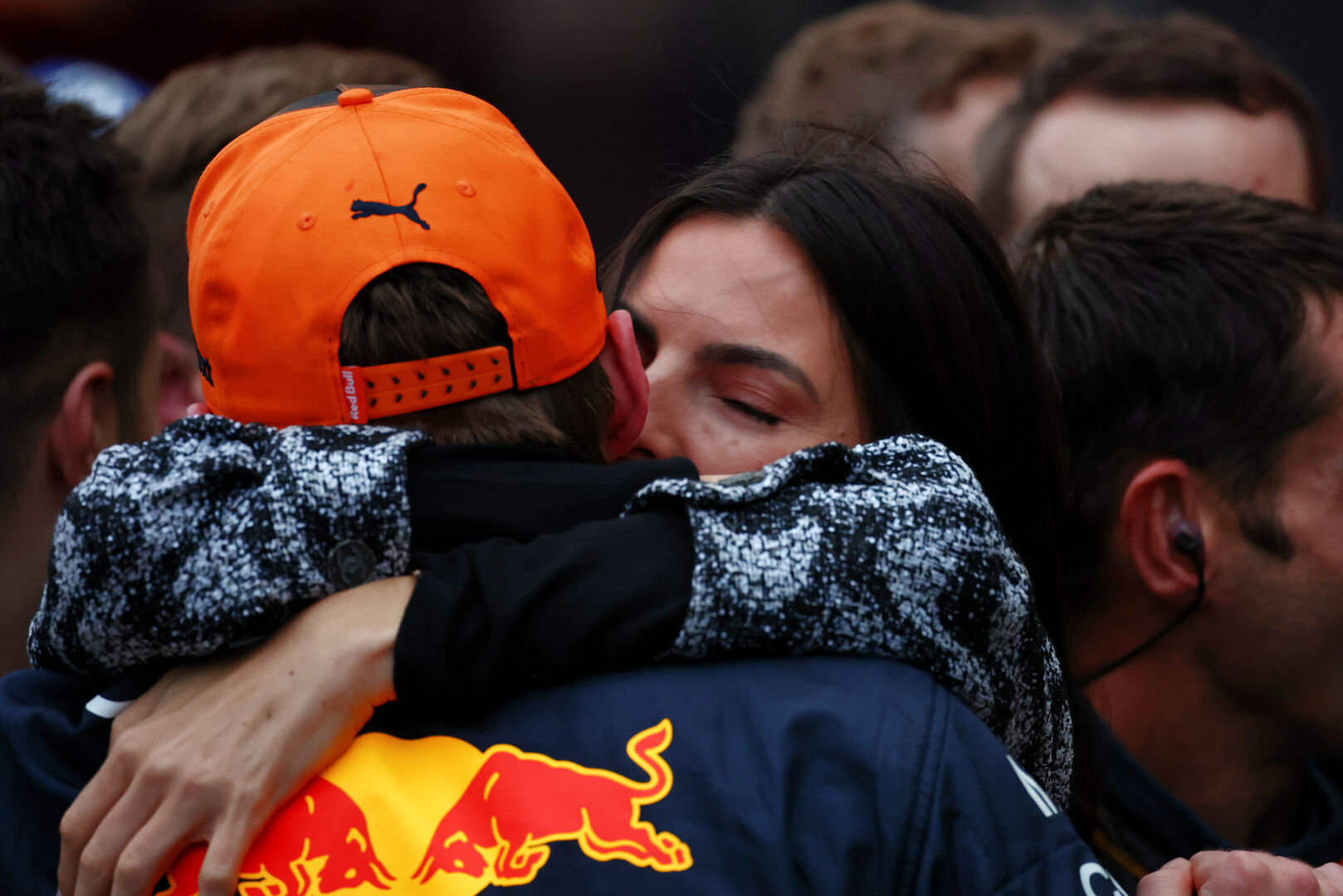 Verstappen-Freundin Kelly Pique umarmt den Weltmeister