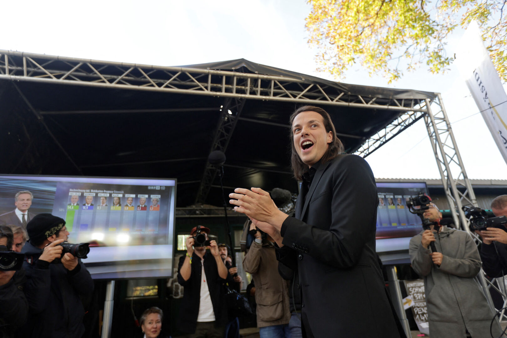 Dominik Wlazny alis Marco Pogo feiert seinen Erfolg bei der Bundespräsidentenwahl