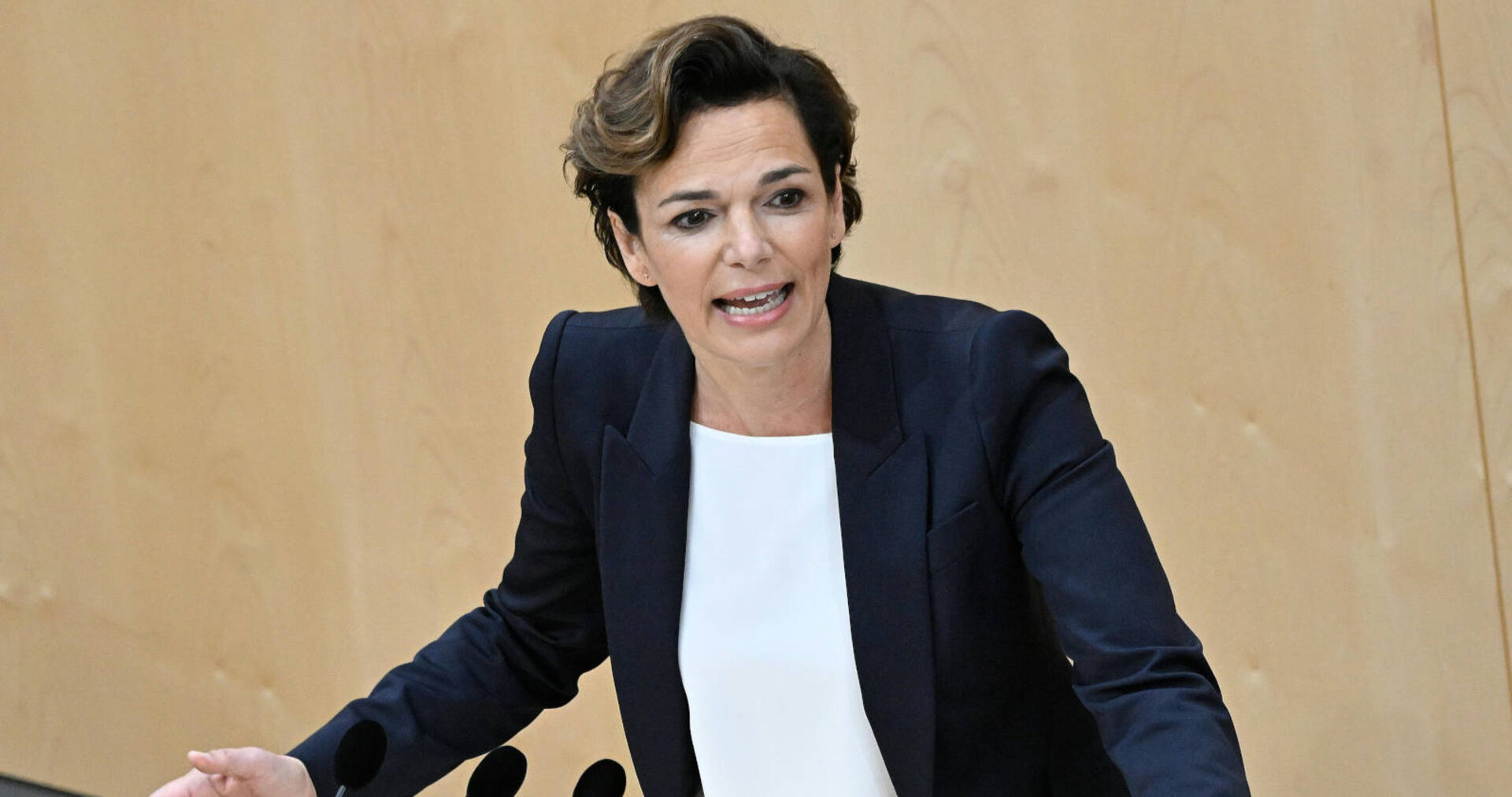 SPÖ-Chefin Pamela Rendi-Wagner bei einer Rede im Parlament