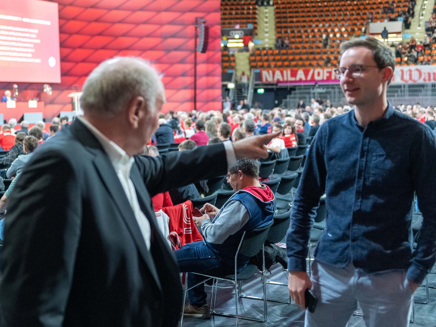 Ein erregt gestikulierender Uli Hoeneß im Streit mit Michael Ott