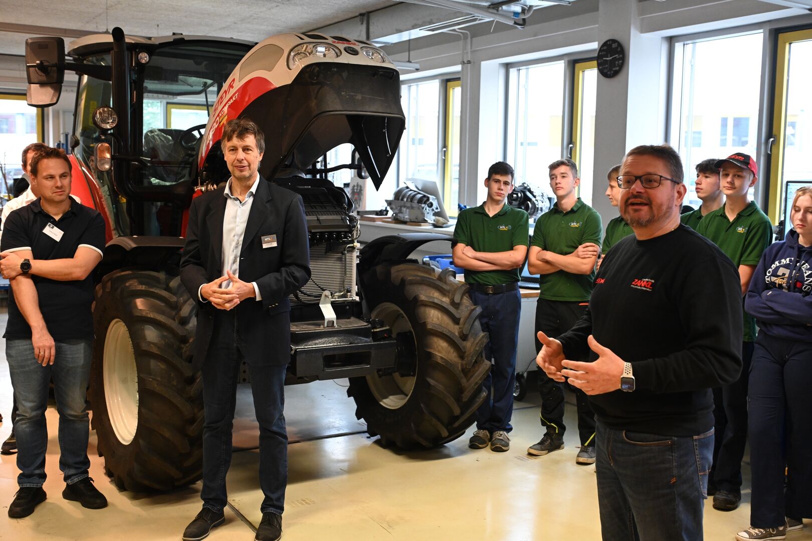 Funktionäre und Schüler beim Firmentag an der HTL1 Lastenstraße und Traktor