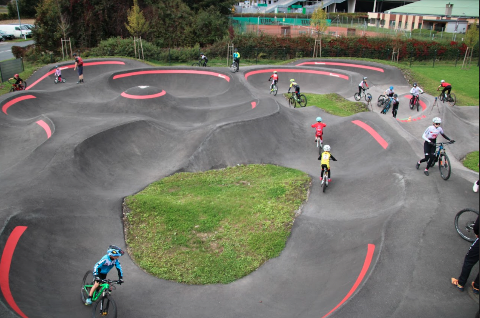 Mehrere Biker auf der Strecke