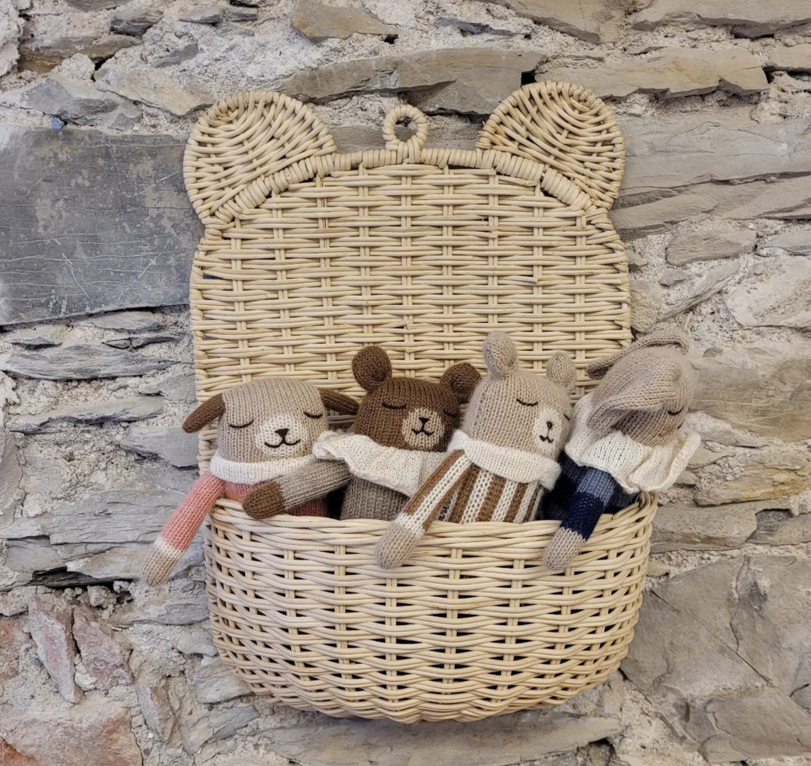 Stofftiere in einem Korb