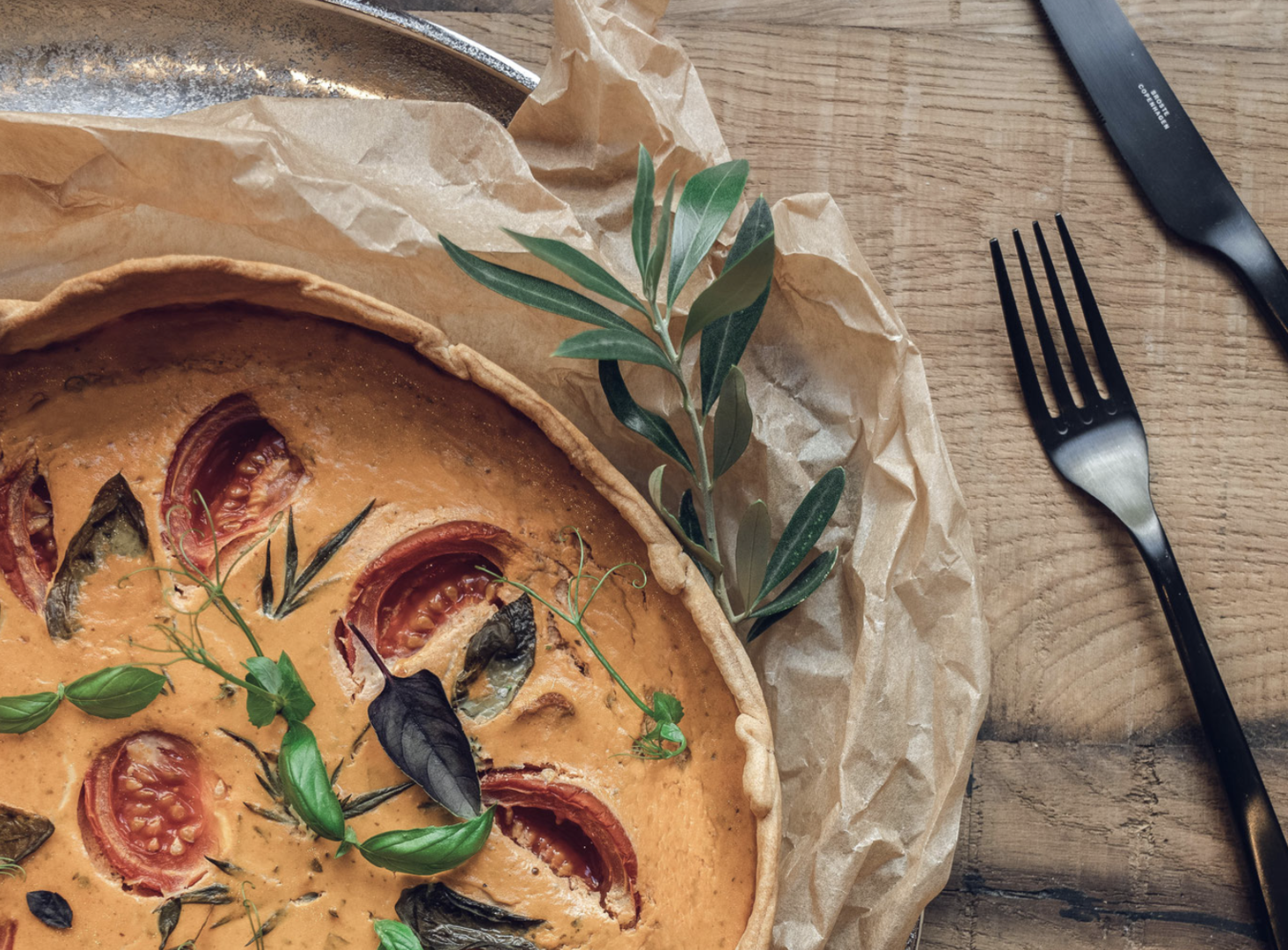 Quiche auf dem Teller angerichtet