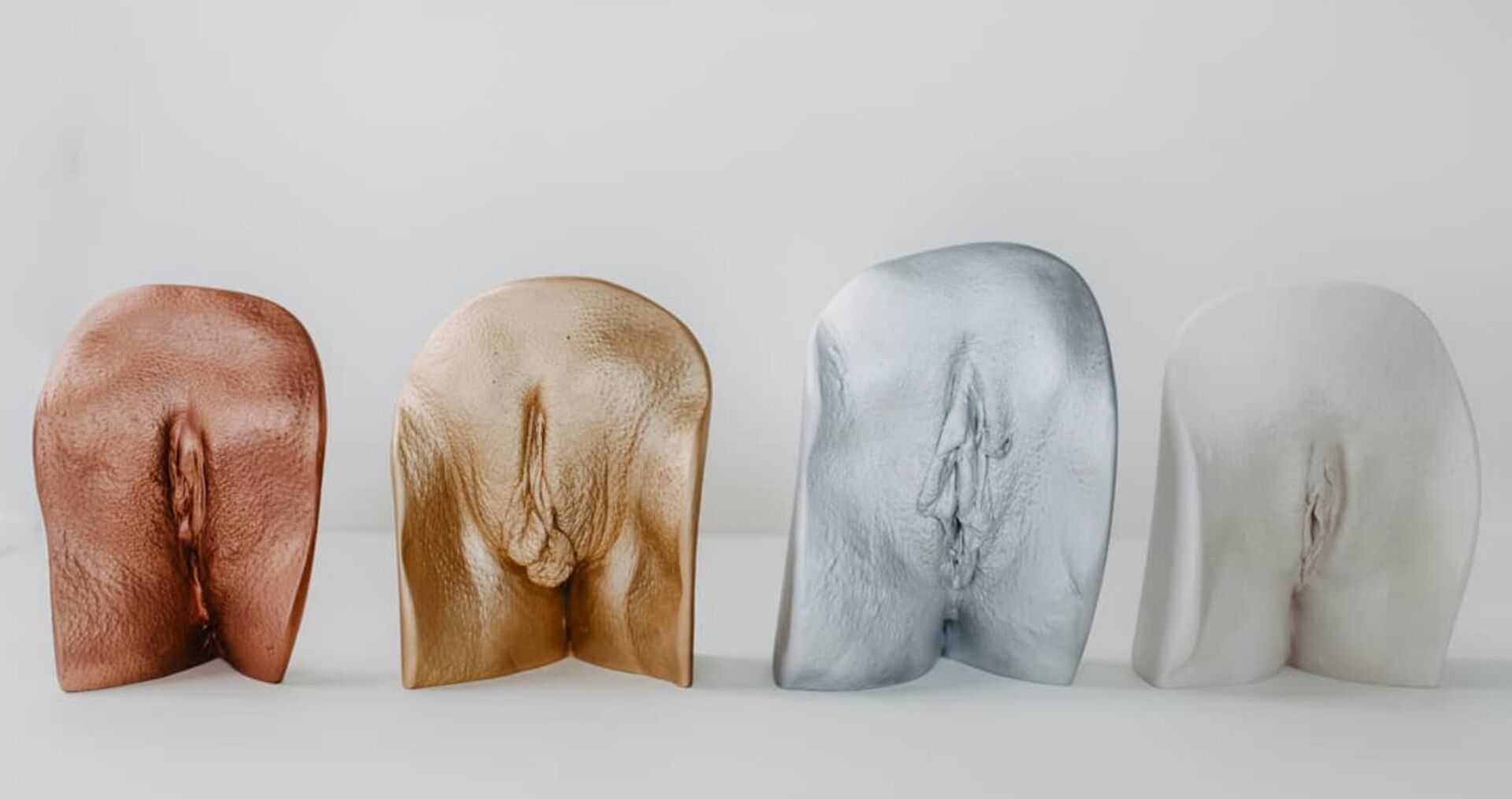 Vier bunte Gipsabdrücke von Vulven. | Credit: Instagram/vulvacasting/traeumerherz_fotografie