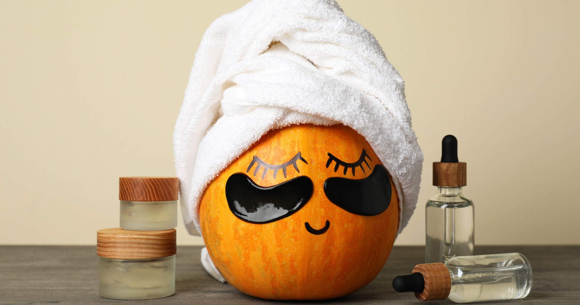 Kürbis mit aufgemaltem Gesicht und Handtuchturban