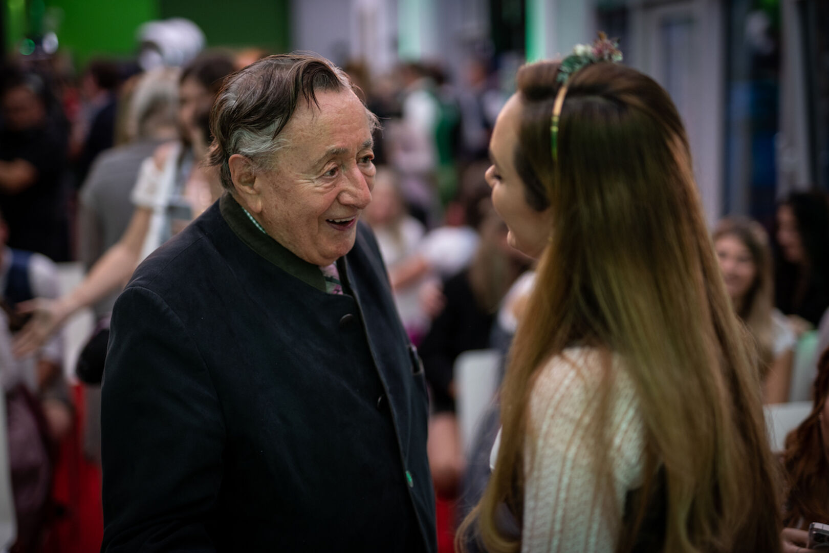 Richard Lugner spricht mit jungem Model bei der Präsentation des neuen Jungbauernkalenders