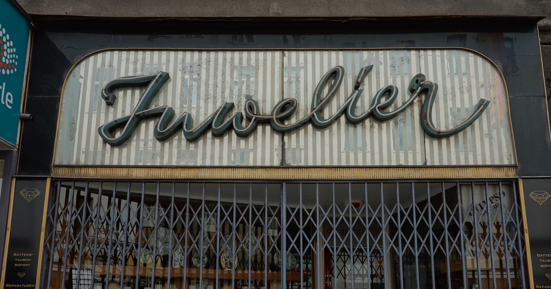 Fassade mit altem Schild Juwelier