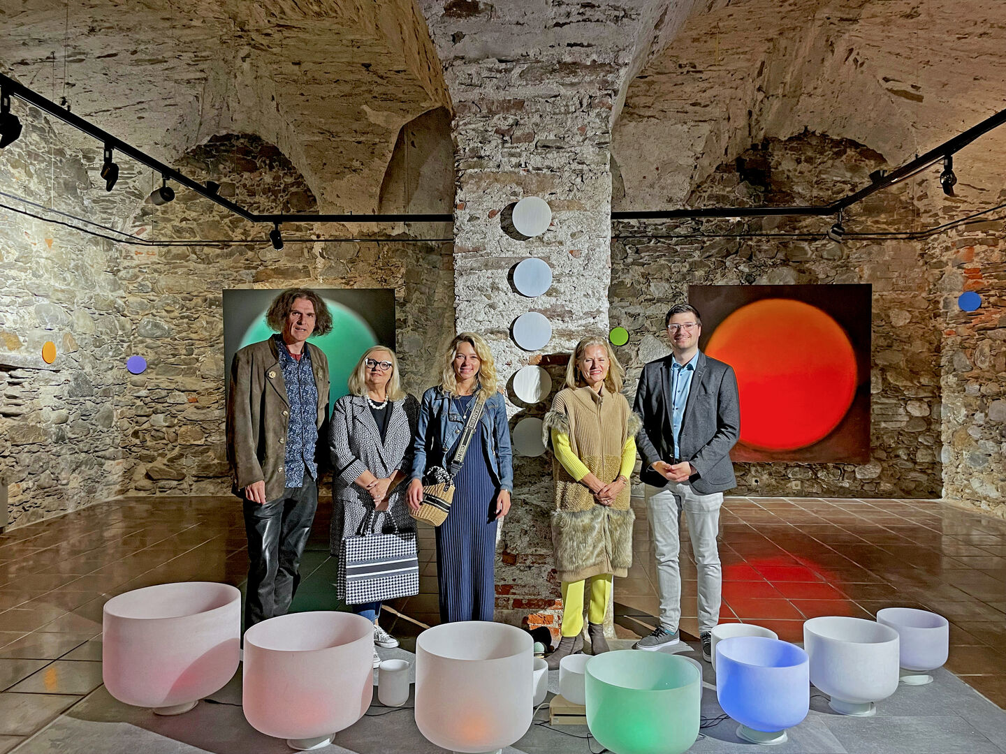 Kunst- und Politikvertreter in der Galerie Porcia