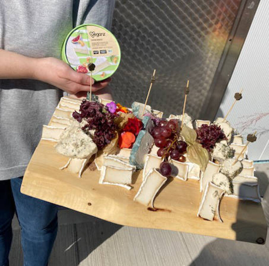 Eine vegane Käseplatte