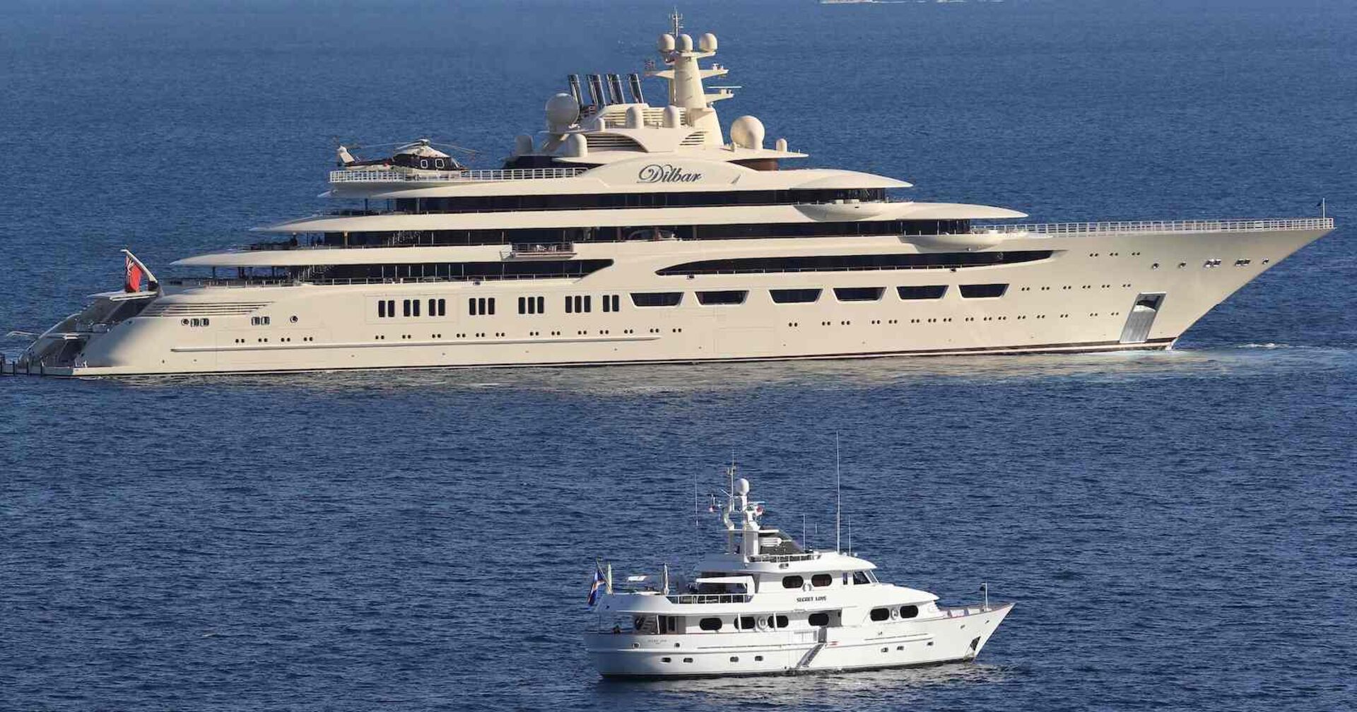 Jacht von schräg oben plus Begleitboot