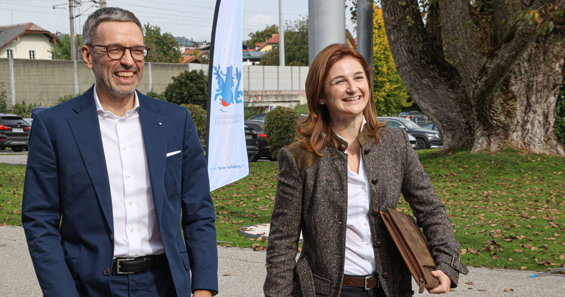 Porträt nebeneinander gehend