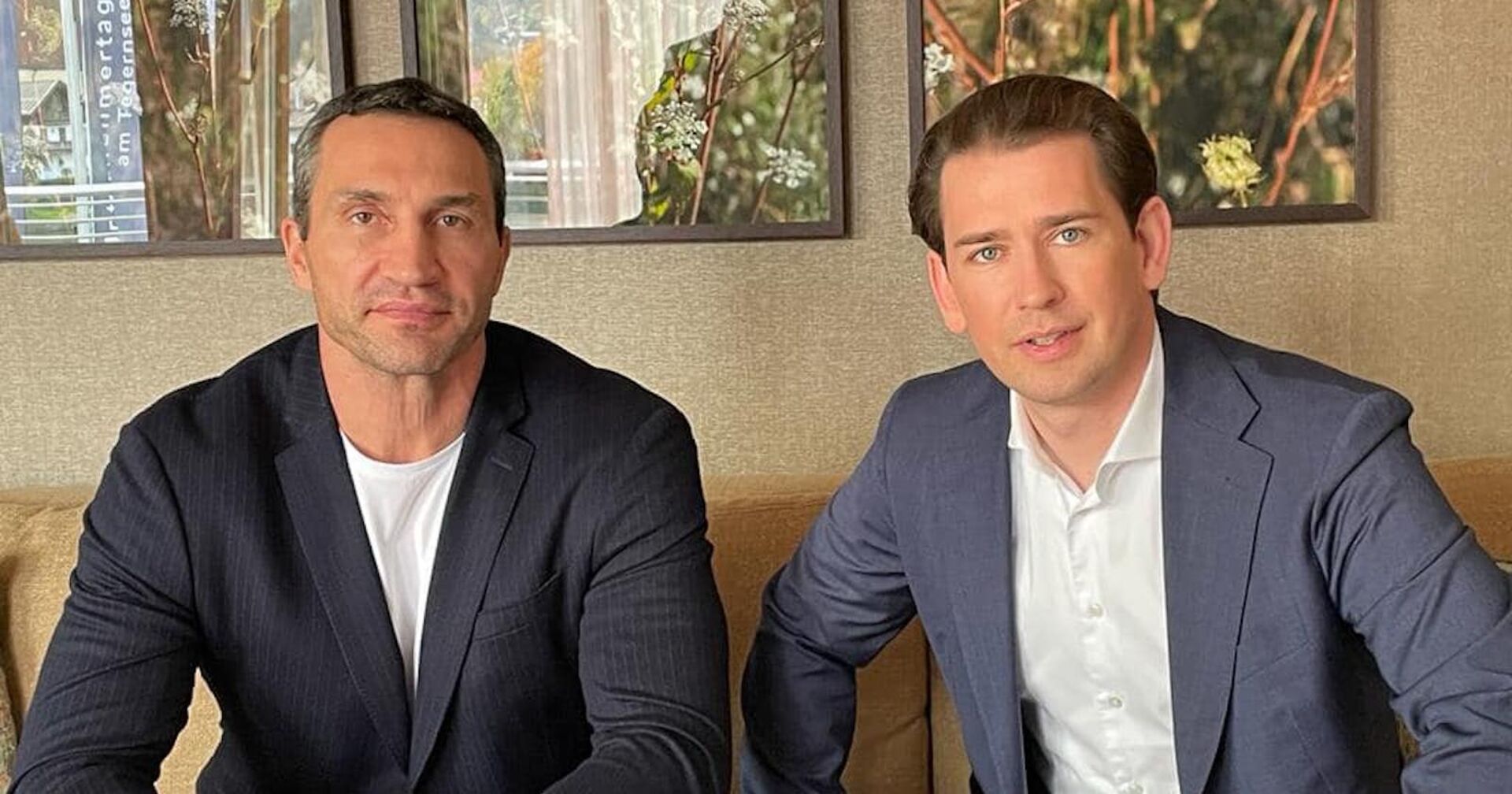 Porträt auf einer Bank vor einem Fenster