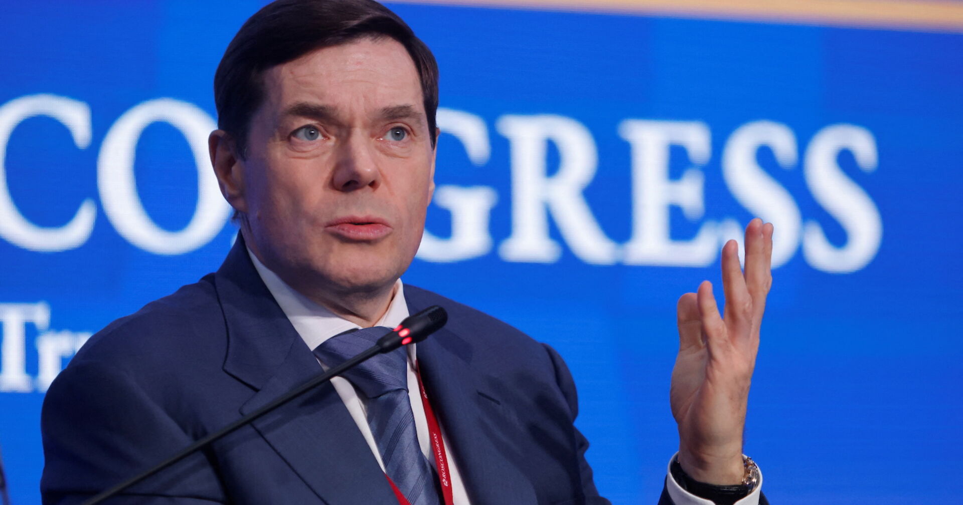 Porträt bei Rede vor Mikrofon