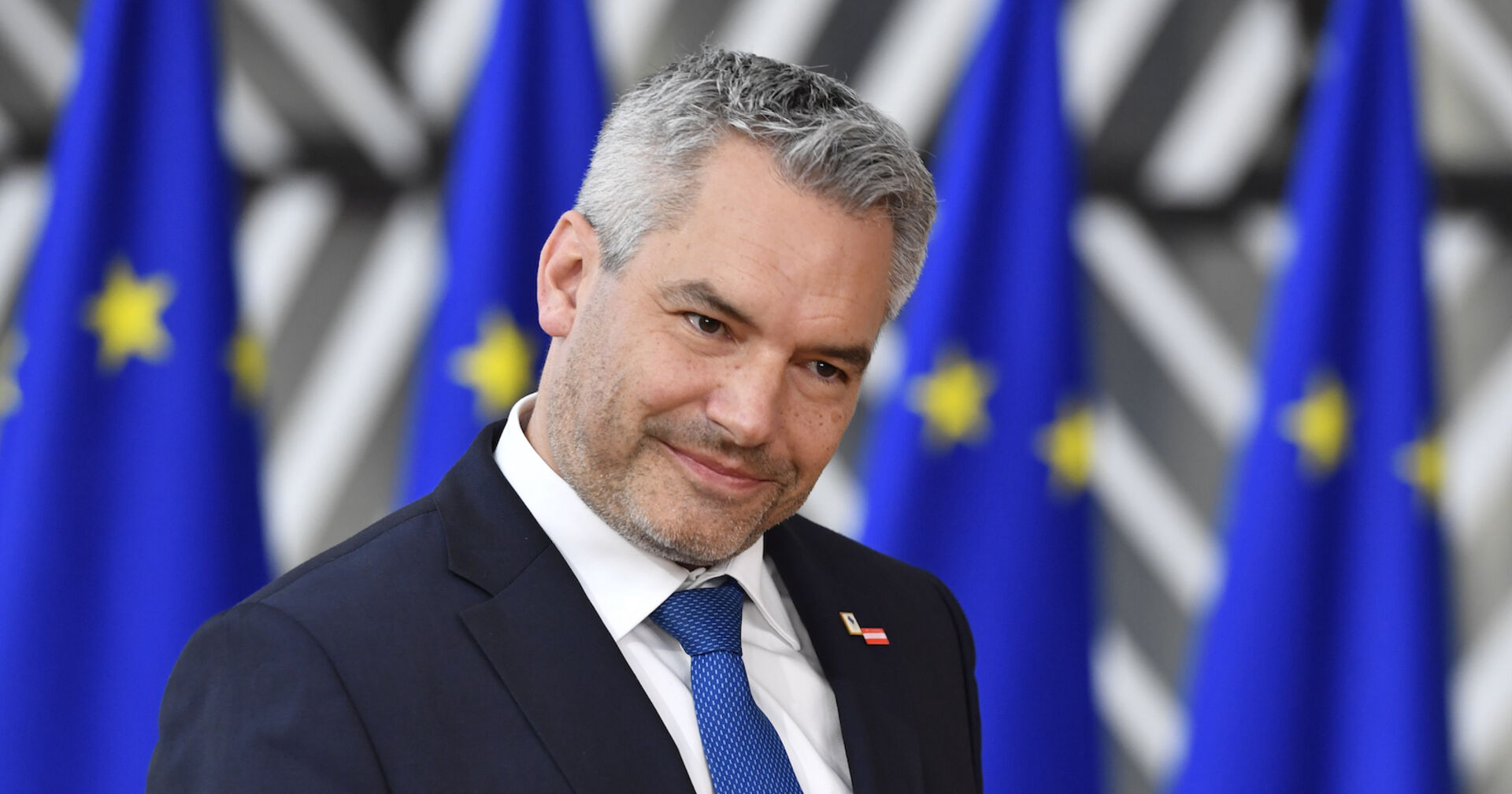 Porträt vor EU-Flaggen