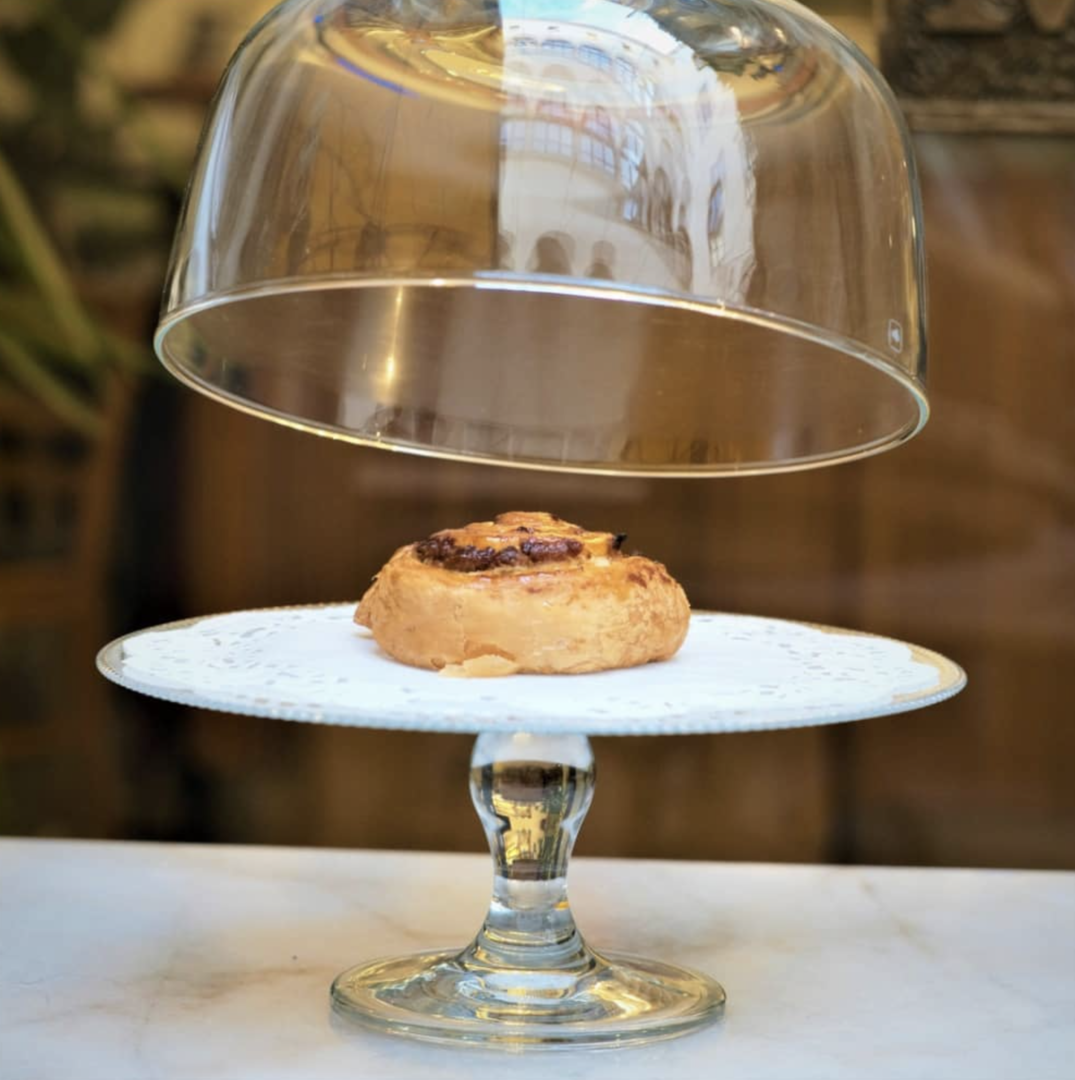 Nussschnecke auf einem Etager mit Glasglocke