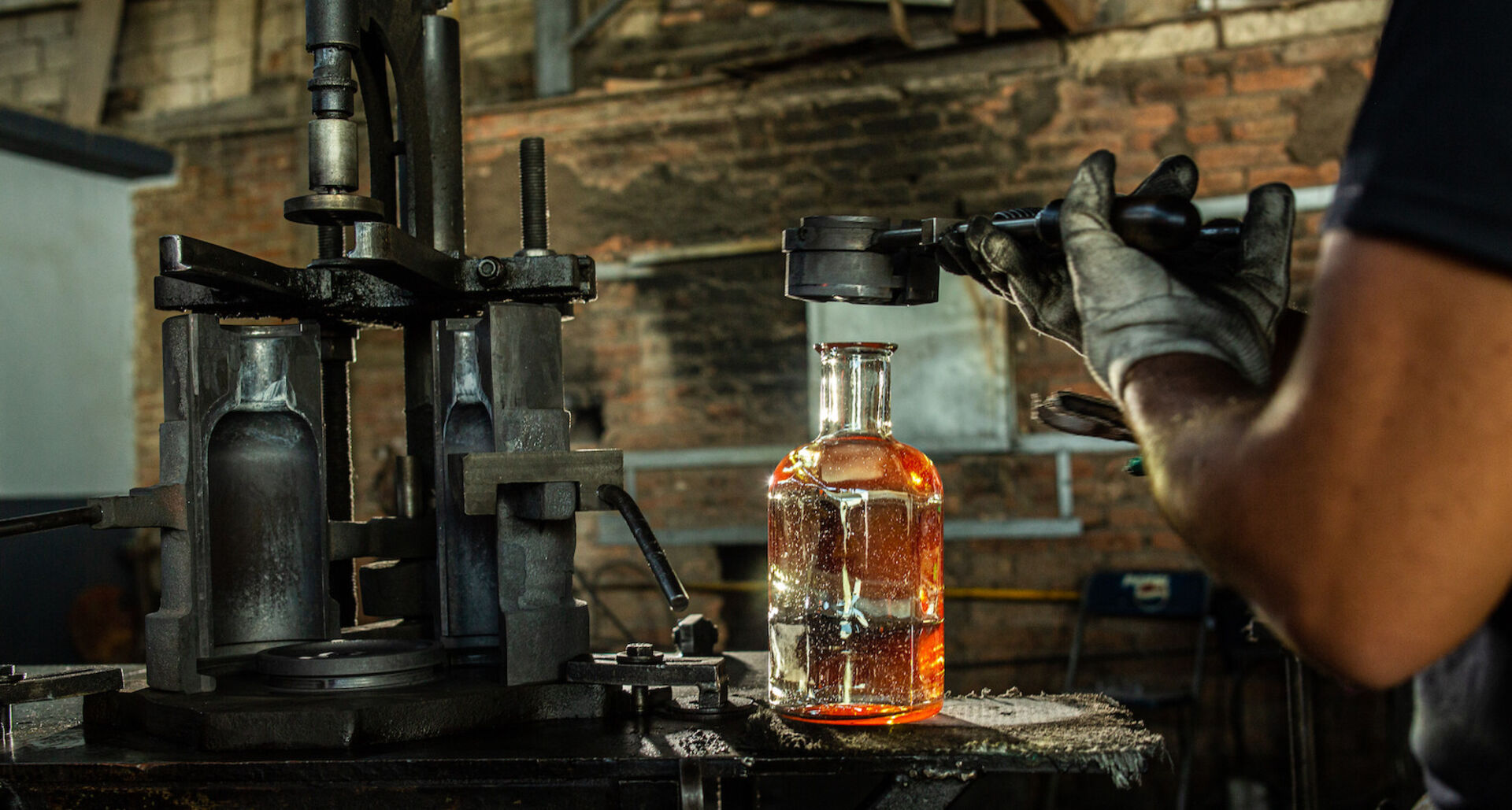 Die Flasche von Padre Azul Tequila wird an der Maschine abgefüllt. | Credit: Padre Azul