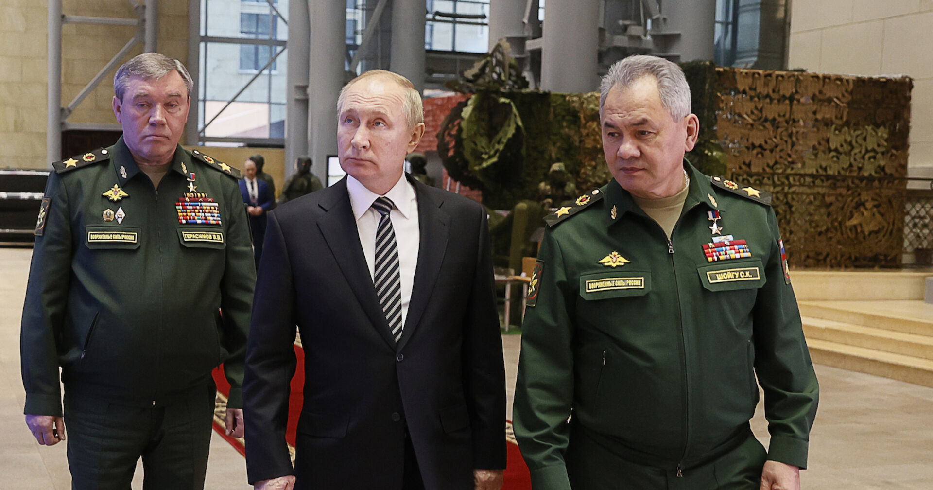 Drei Männer nebeneinander gehend