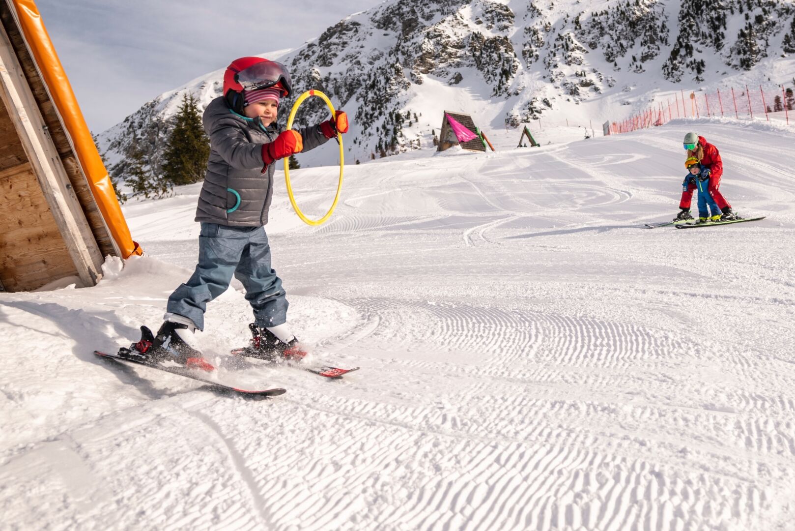 Kinder lernt auf der Piste Skifahren | Credit: SalzburgerLand Tourismus