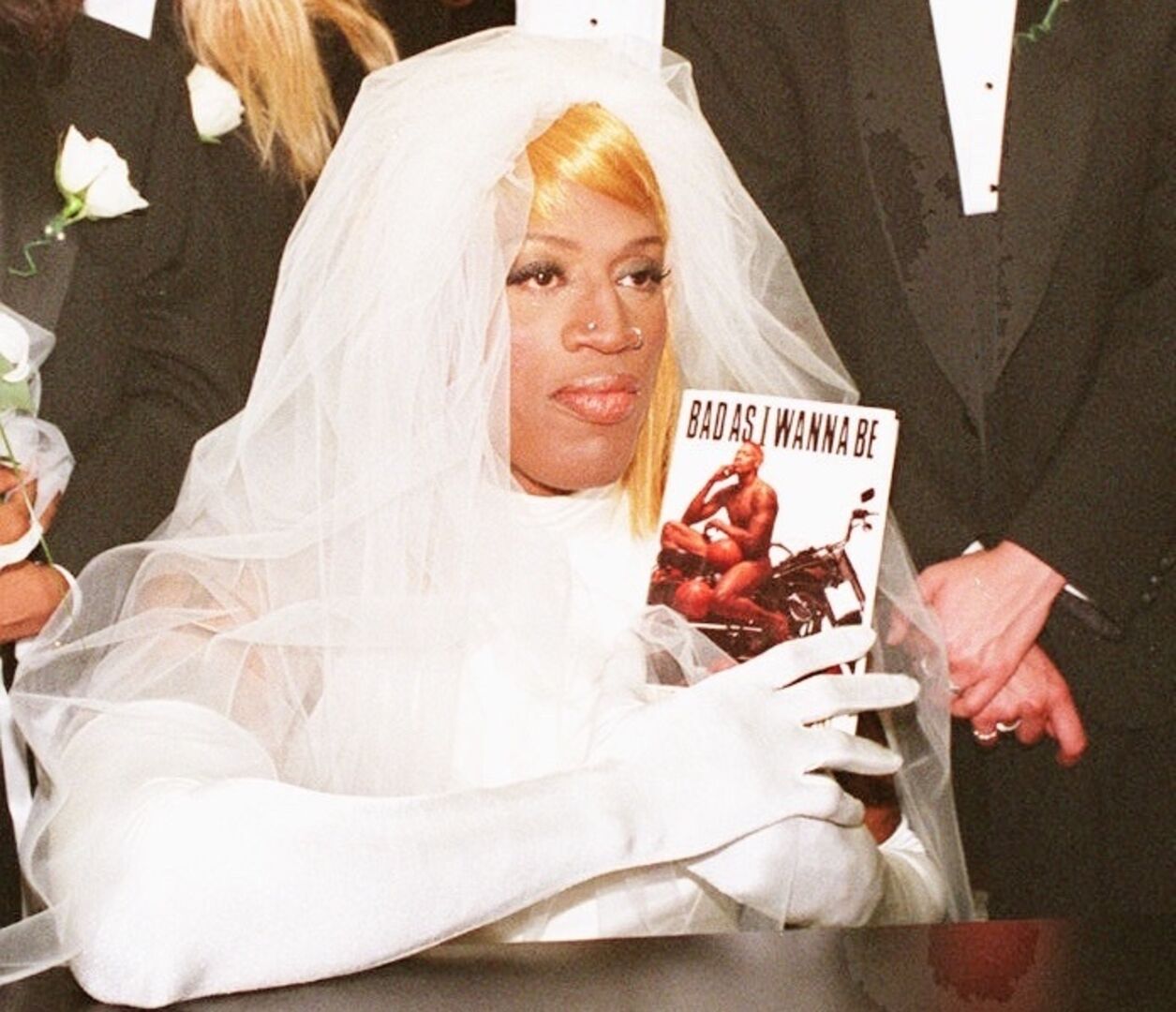 Dennis Rodman in einem Brautkleid bei einer Buchpräsentation.