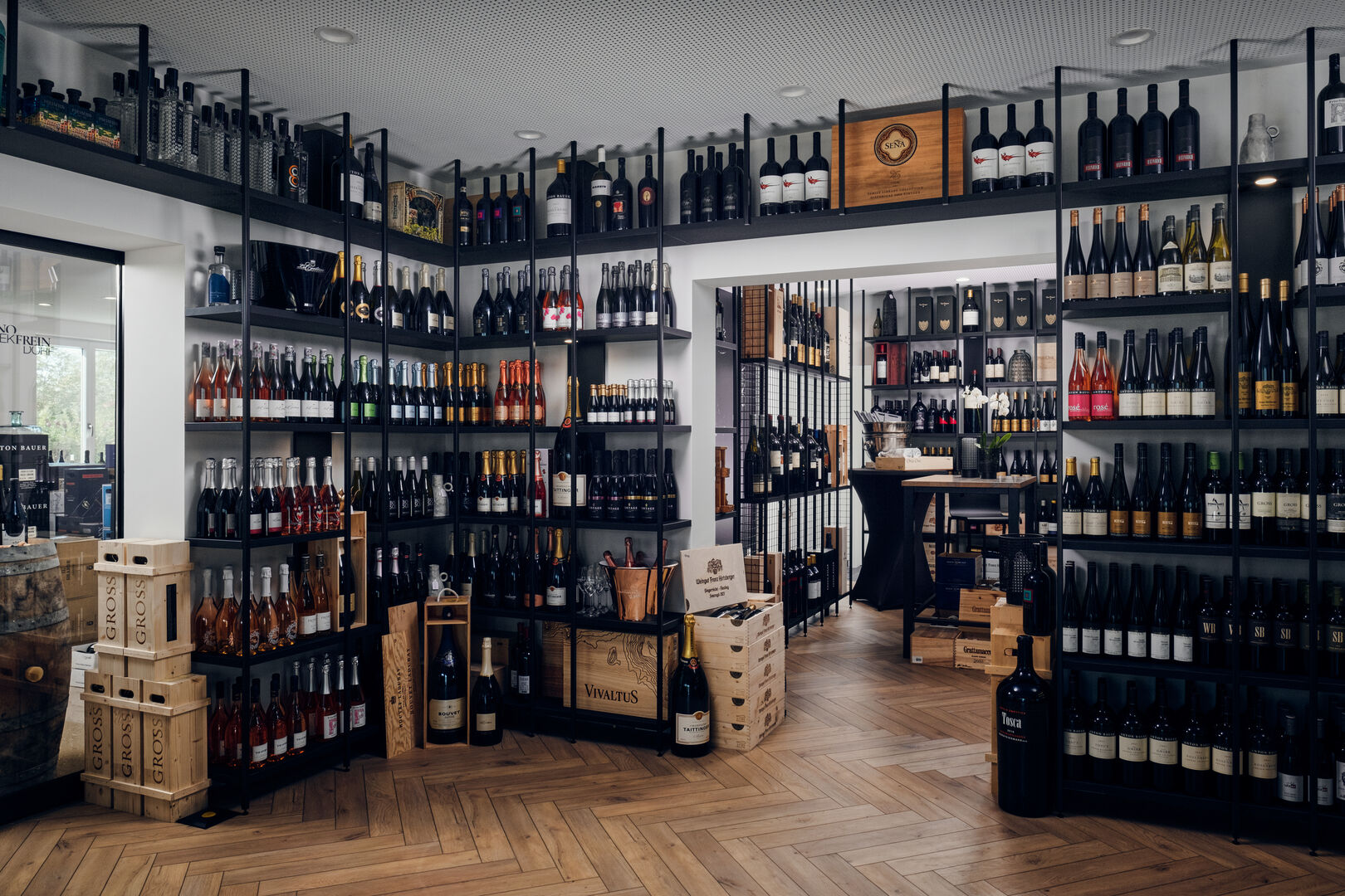 Eine große Auswahl an vielfältigen Raritäten wartet in der Vinothek Freindorf darauf verkostet zu werden.