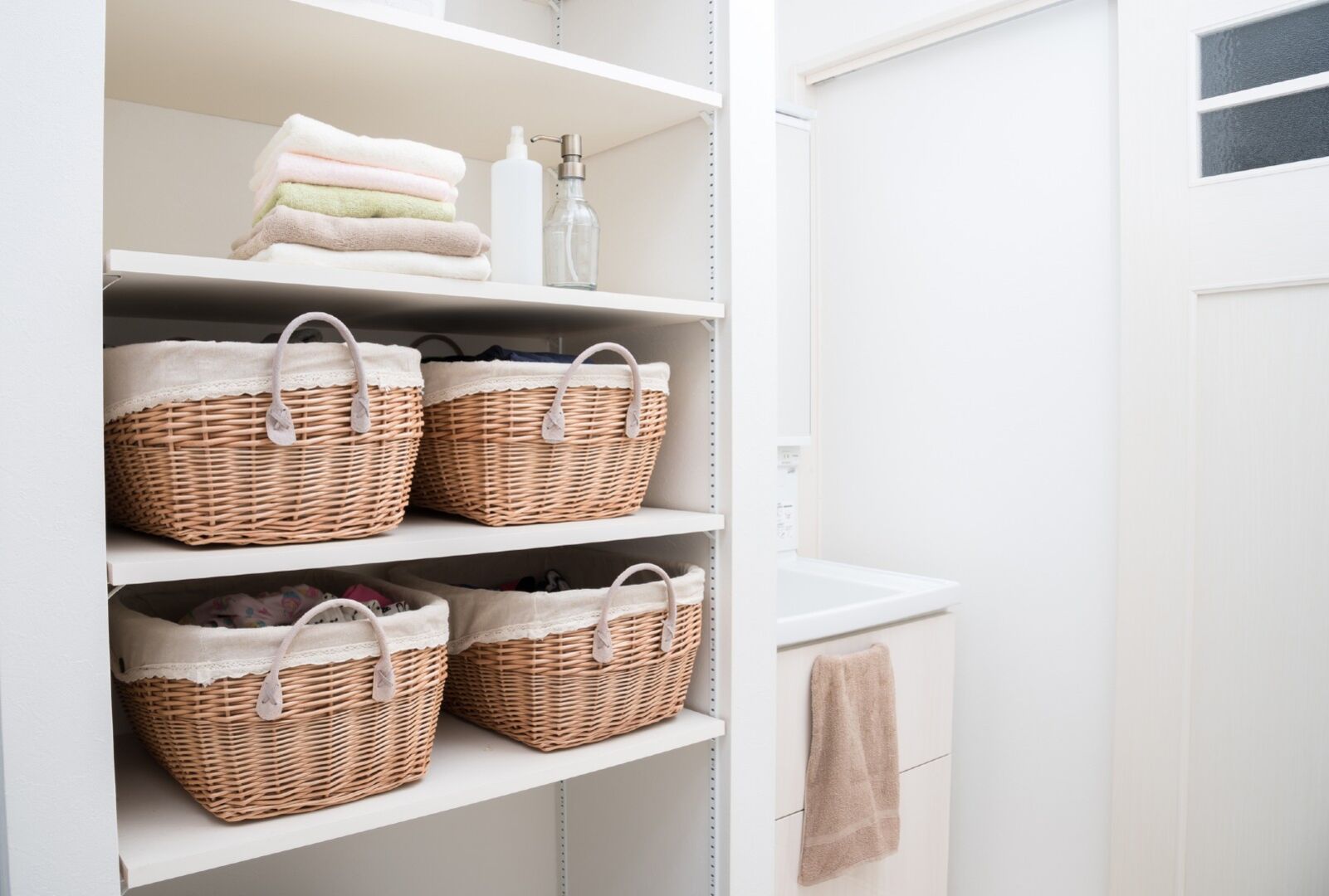 Badezimmerschrank mit Körben | Credit: iStock.com/TATSUSHI TAKADA