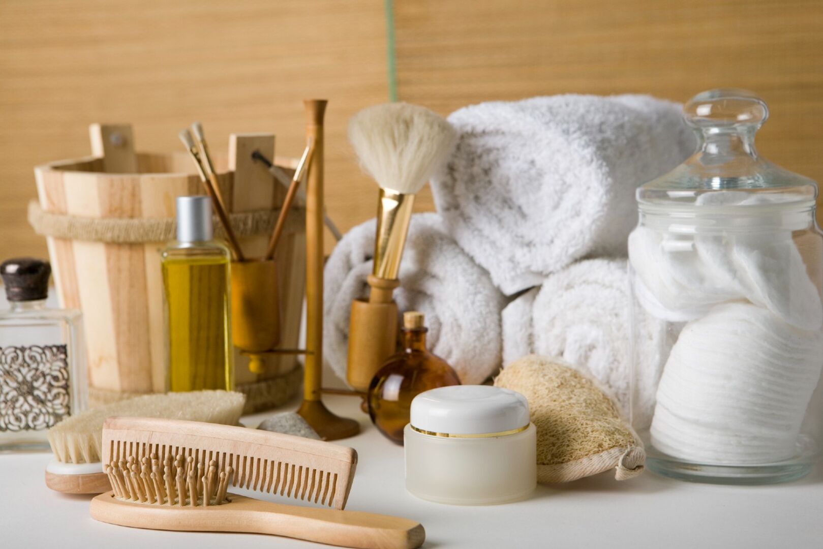 Badezimmer Utensilien auf einem Tisch | Credit: iStock.com/karens4