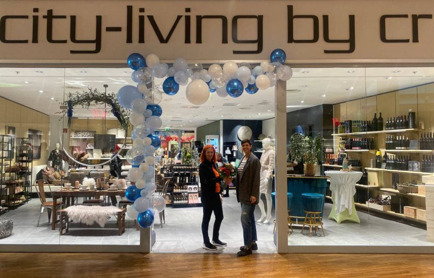 Centerleiterin Heike Heinisser mit Claudia Rarej vor dem neuen Store „city-living“