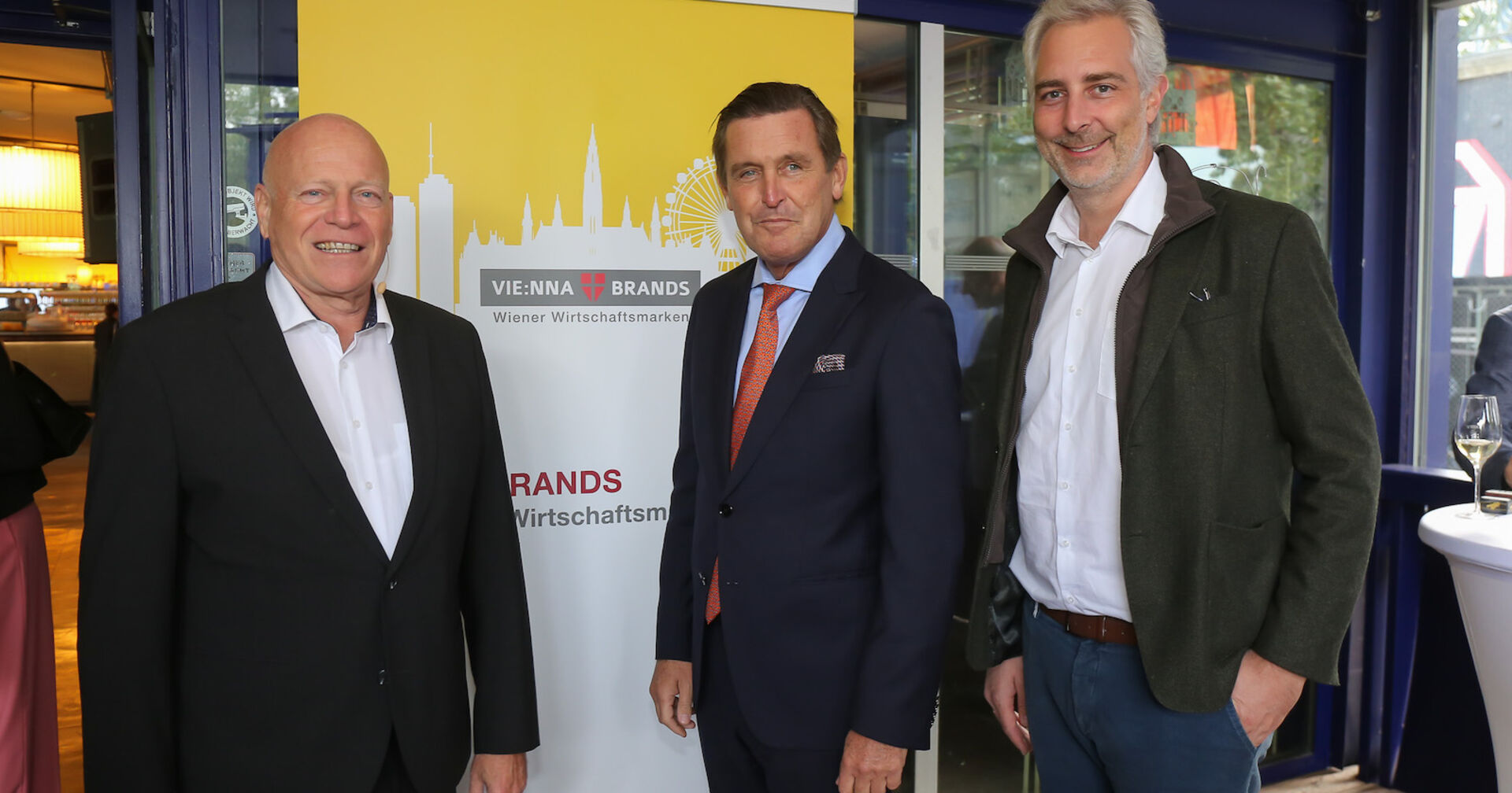 Drei Männer vor einer Wand | Credit: Gerhard Fally