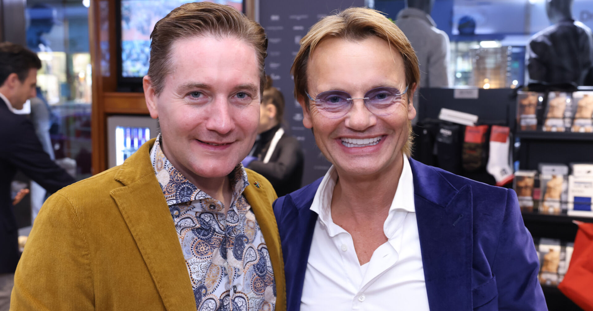 Zwei Männer im Sakko beim Modeevent | Credit: Katharina Schiffl