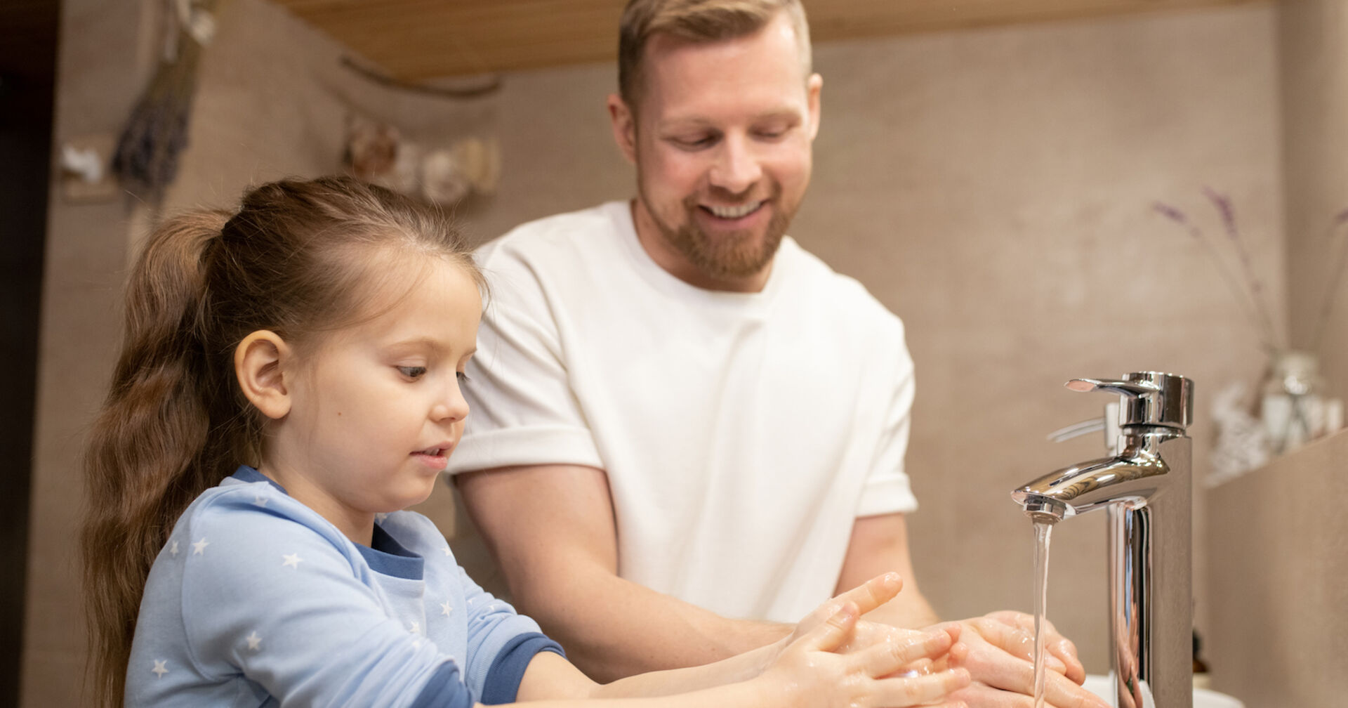 Mann und Kind waschen sich gemeinsam die Hände | Credit: Rabmer