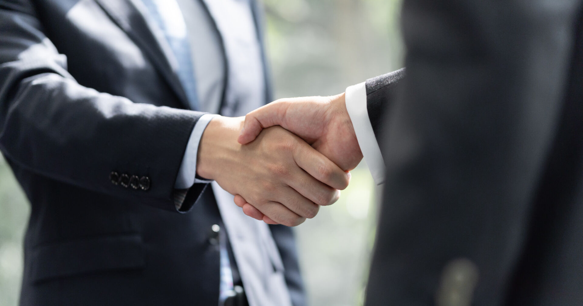 Männer schüteln sich die Hände | Credit: iStock.com/kazuma seki