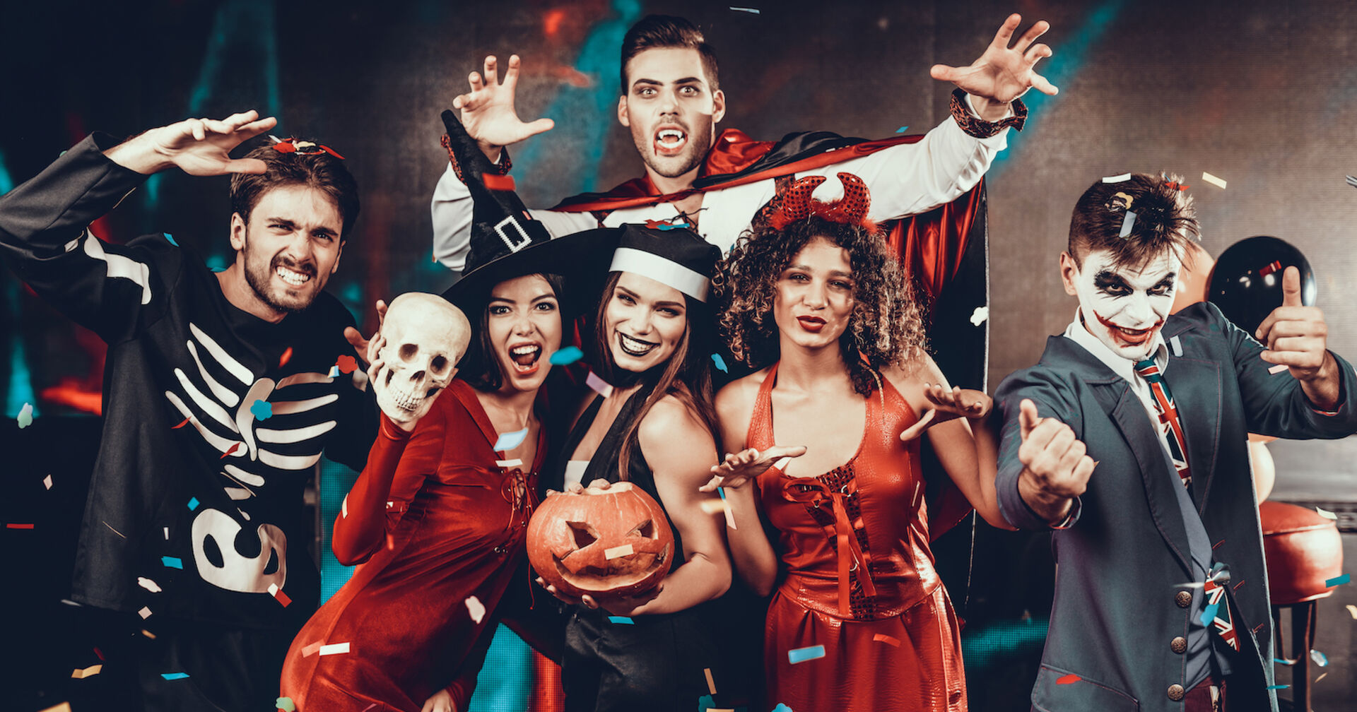Junge Menschen in Halloween-Kostümen | Credit: iStock.com/vadimguzhva